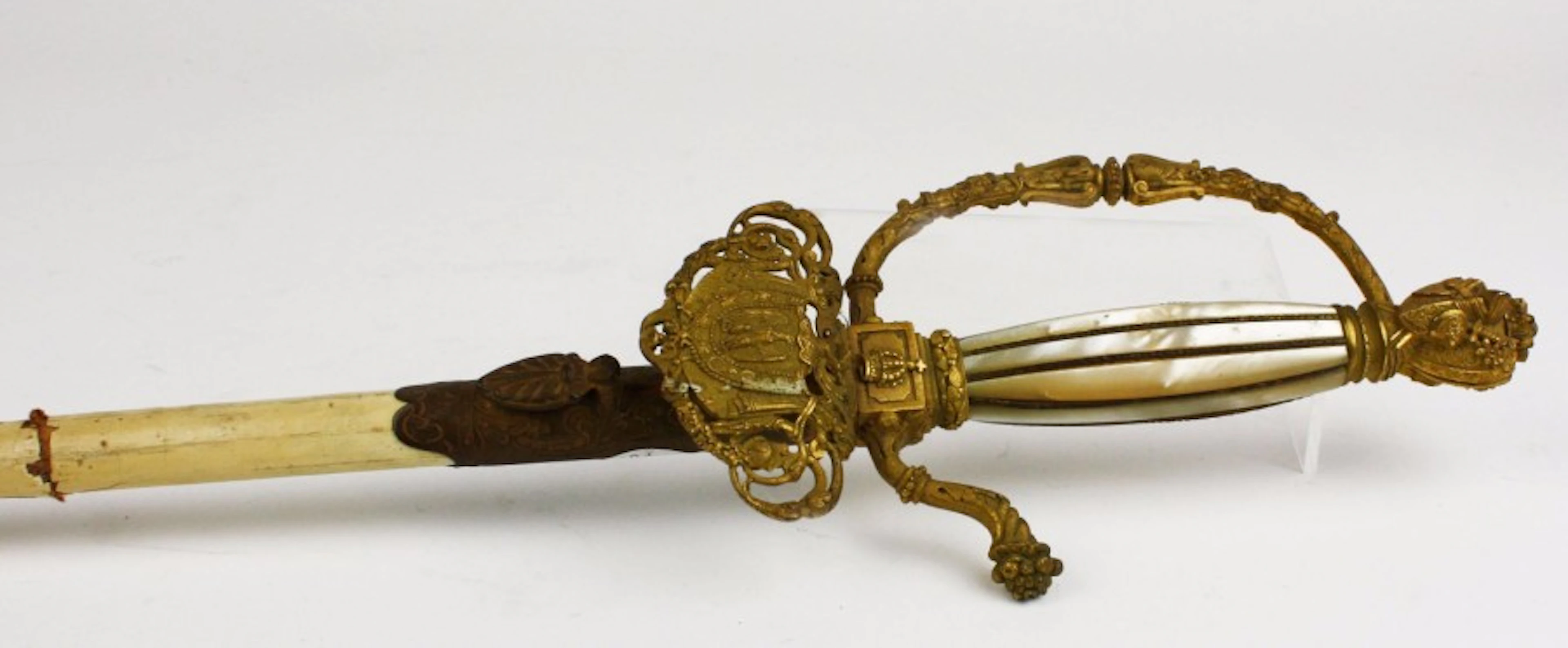 EPEE DE COUR ou d'officier à décor d'armure,manche en nacre