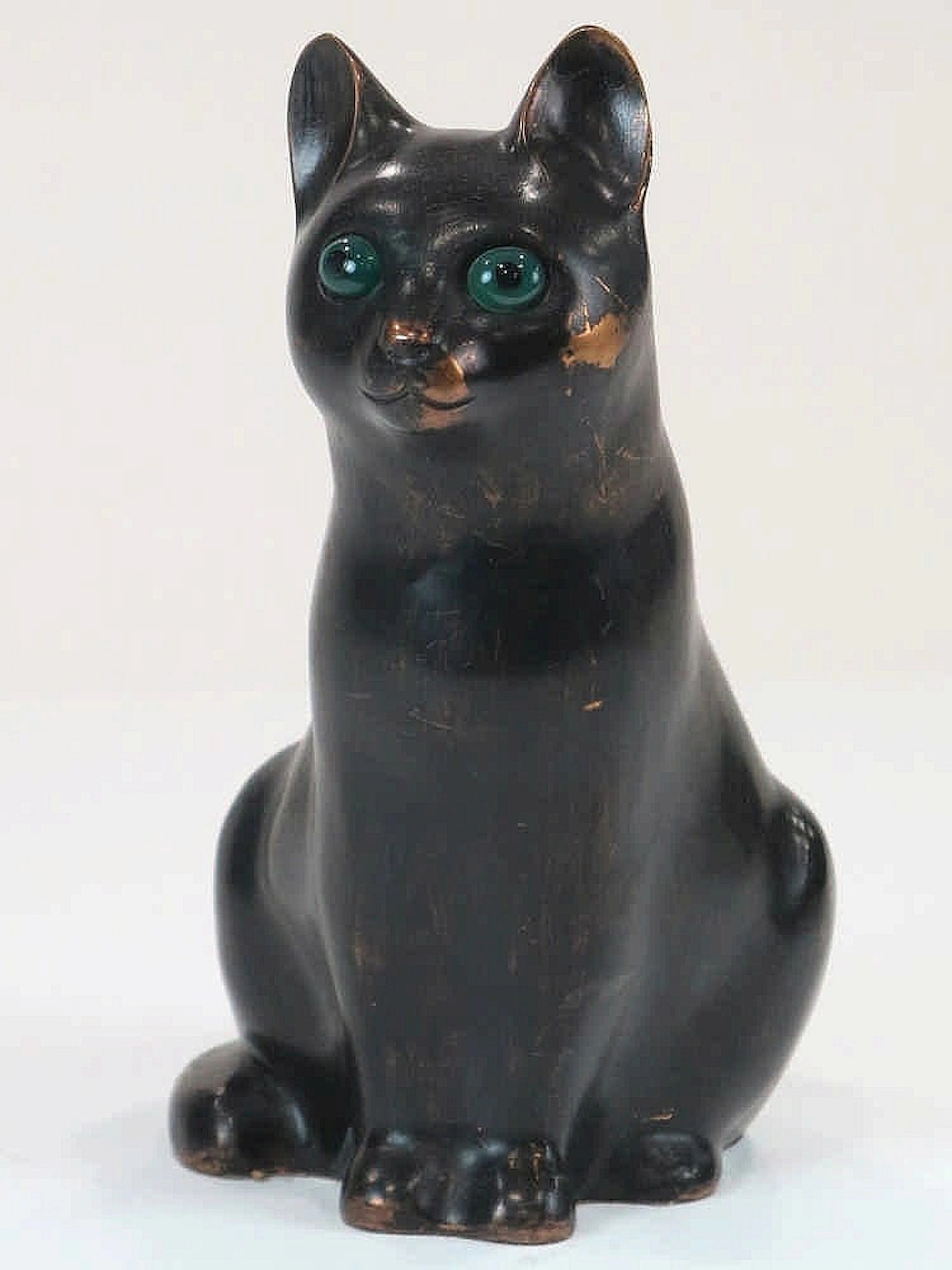 "Gato", escultura de bronce patinado con piedras plicadas en los ojos, prie