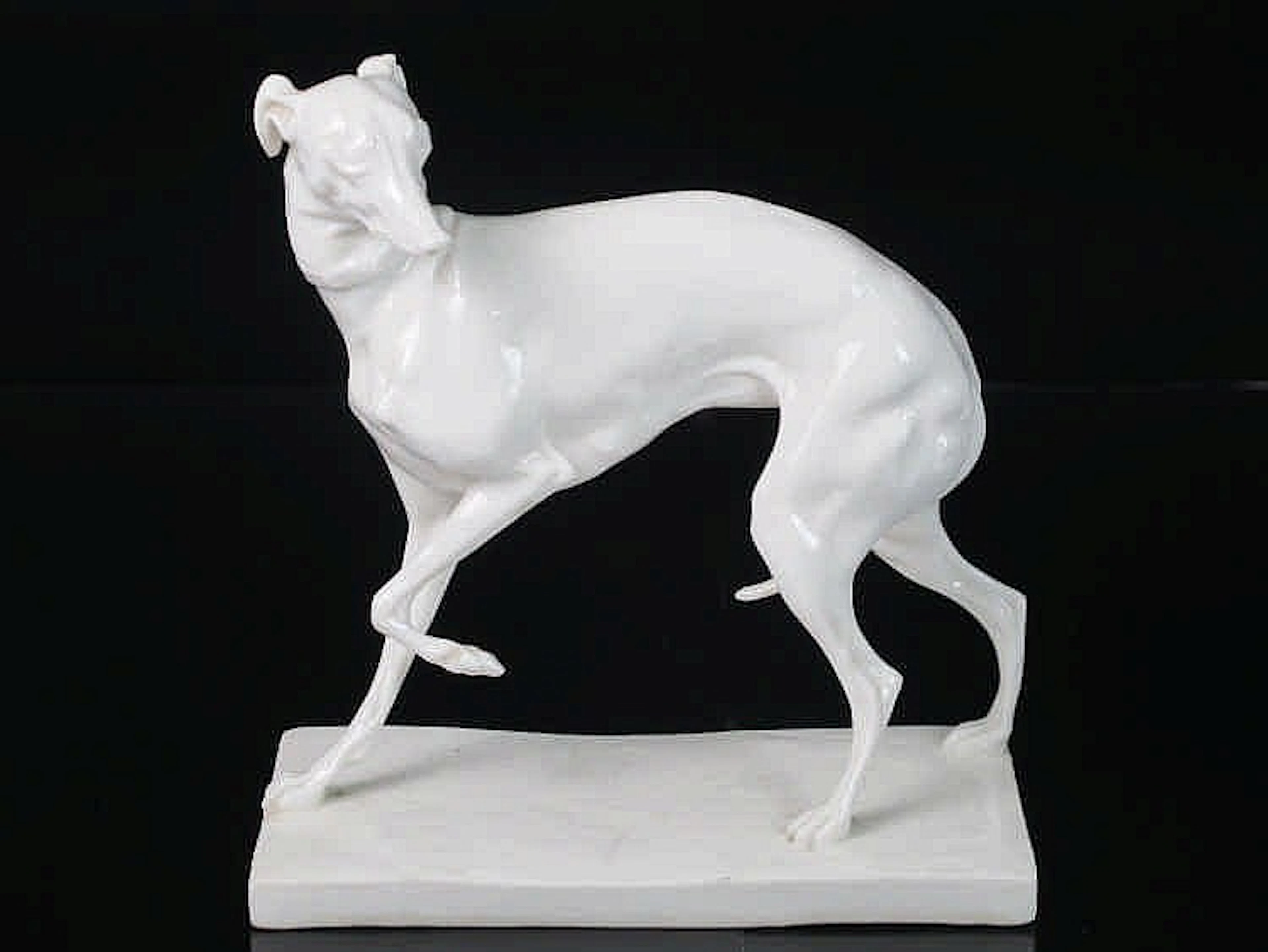 Figura del galgo "Jiji" de porcelana blanca con marca en la base según el m