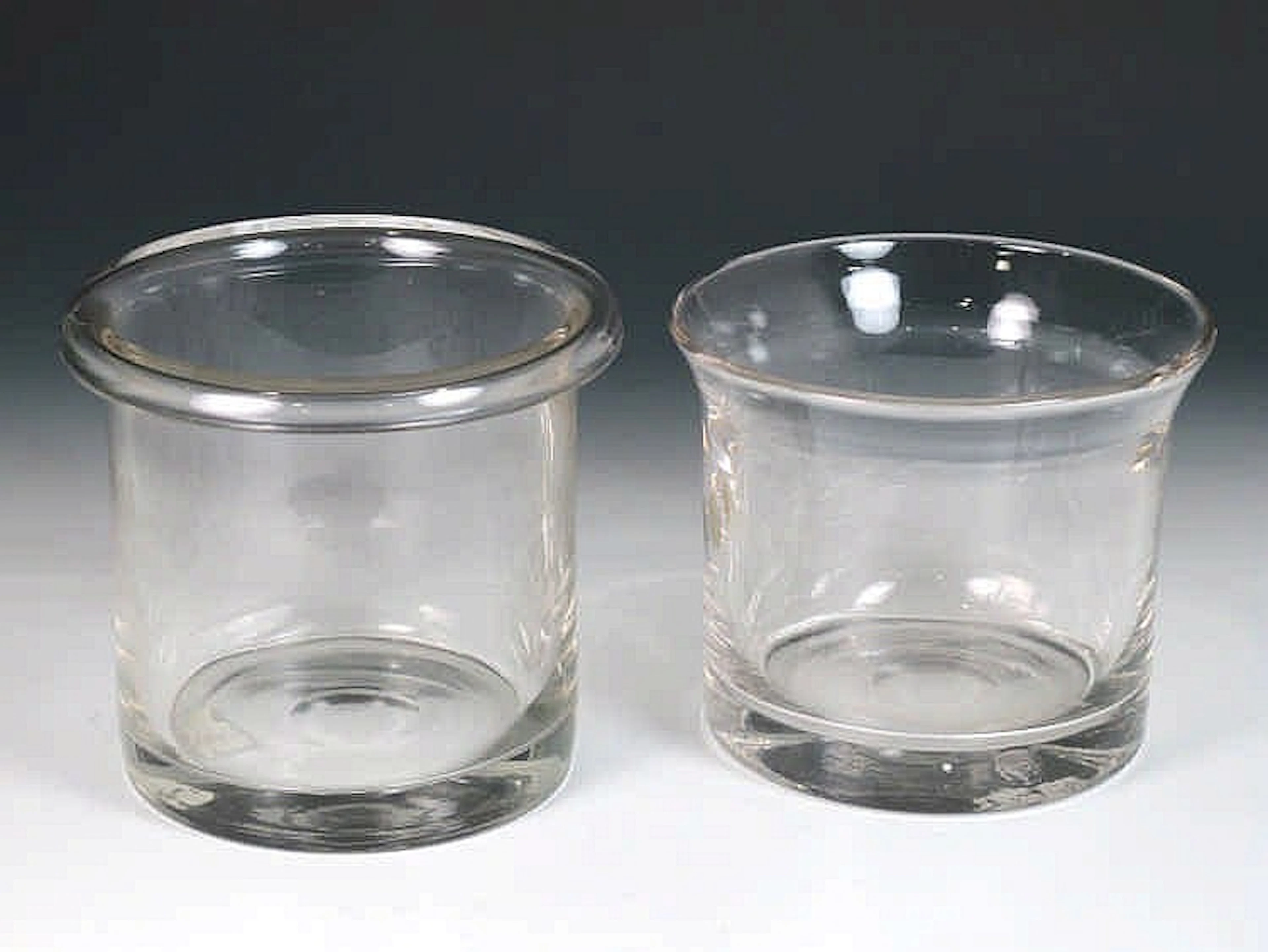 Lote de dos jarrones cilíndricos de vidrio soplado 17,5 x 18 cm, el m