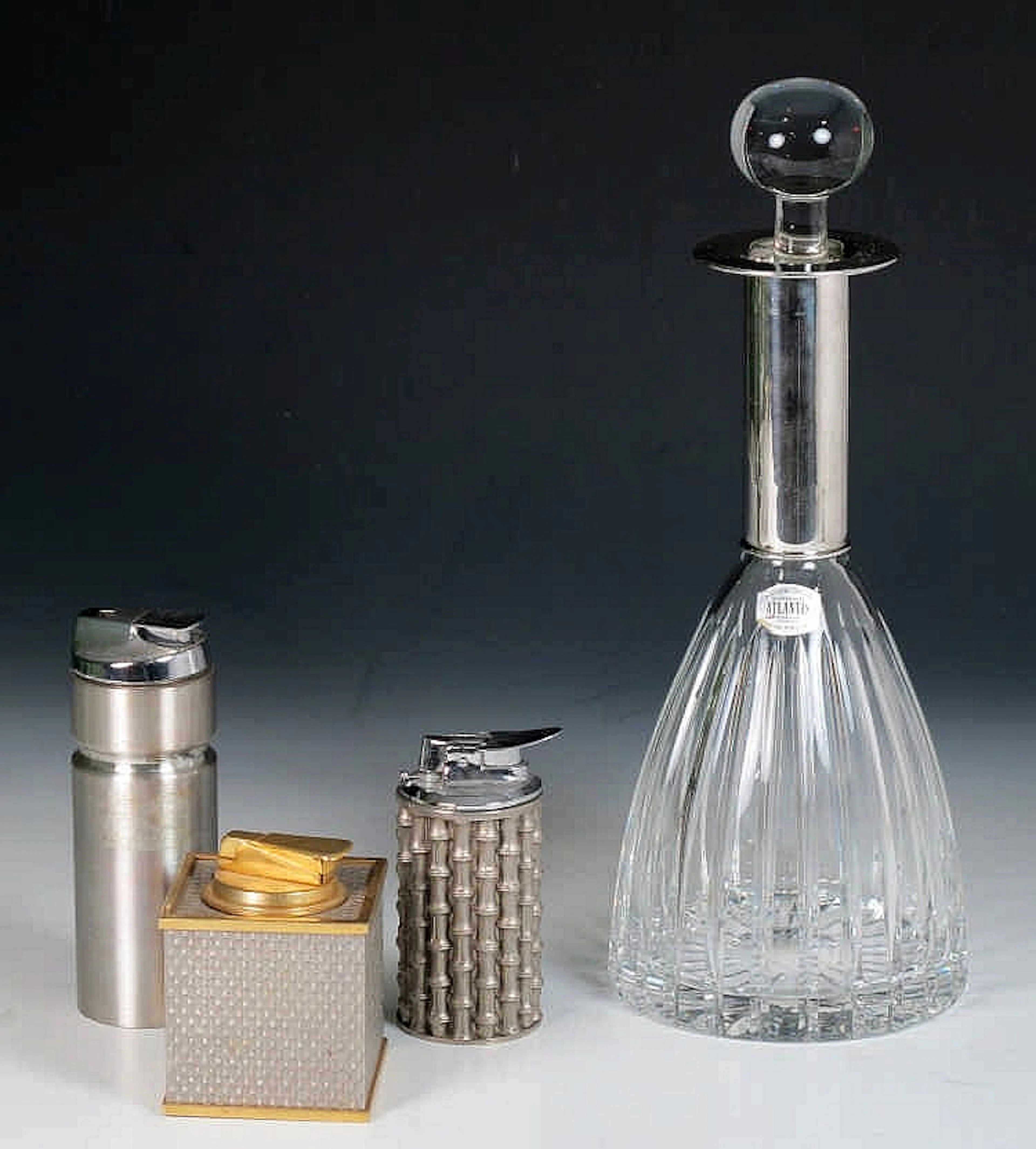 Licorera portuguesa de vidrio soplado y tallado y boca de plata 26 cm