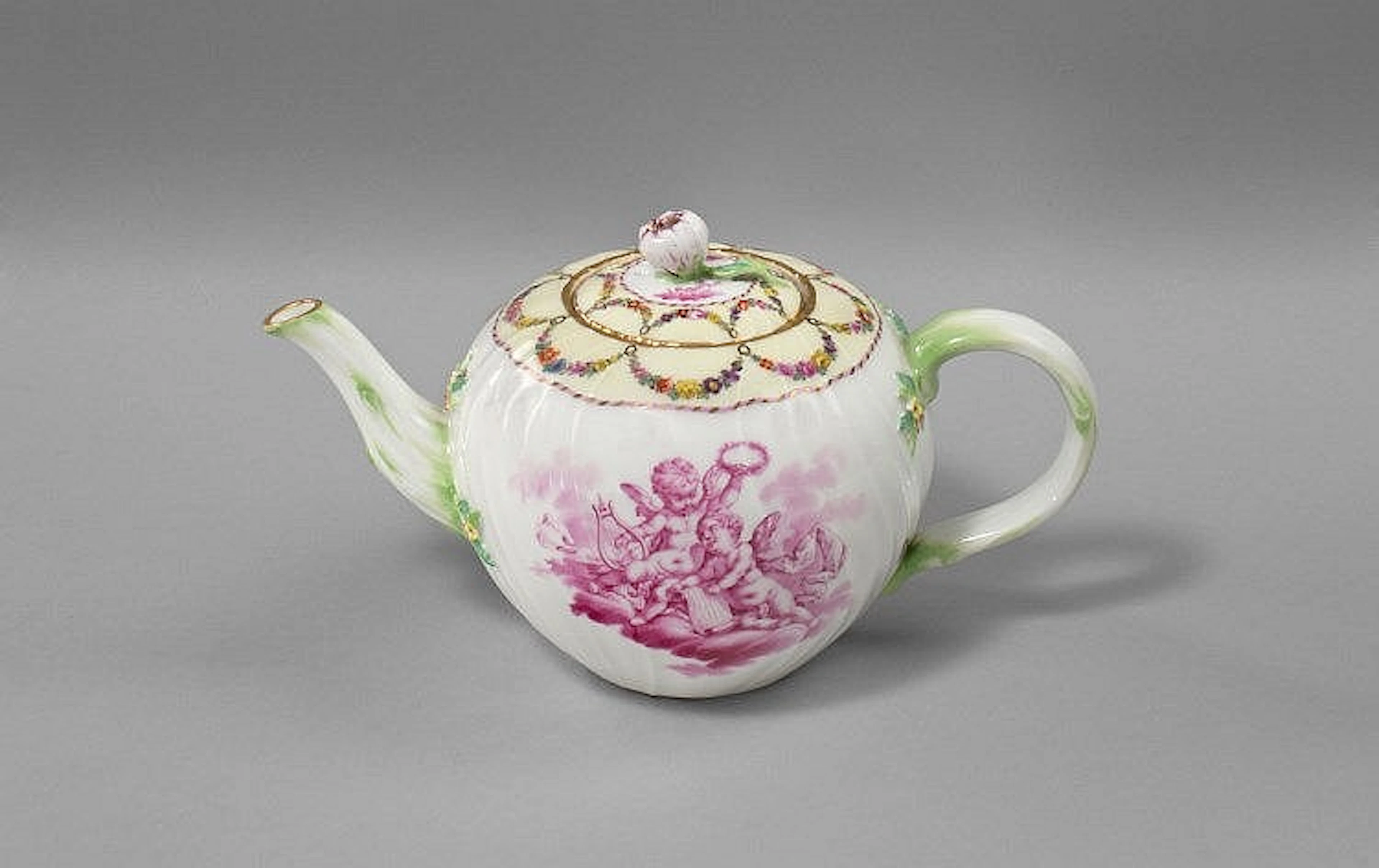Teapot "Neuozier" moulding with "flying children?