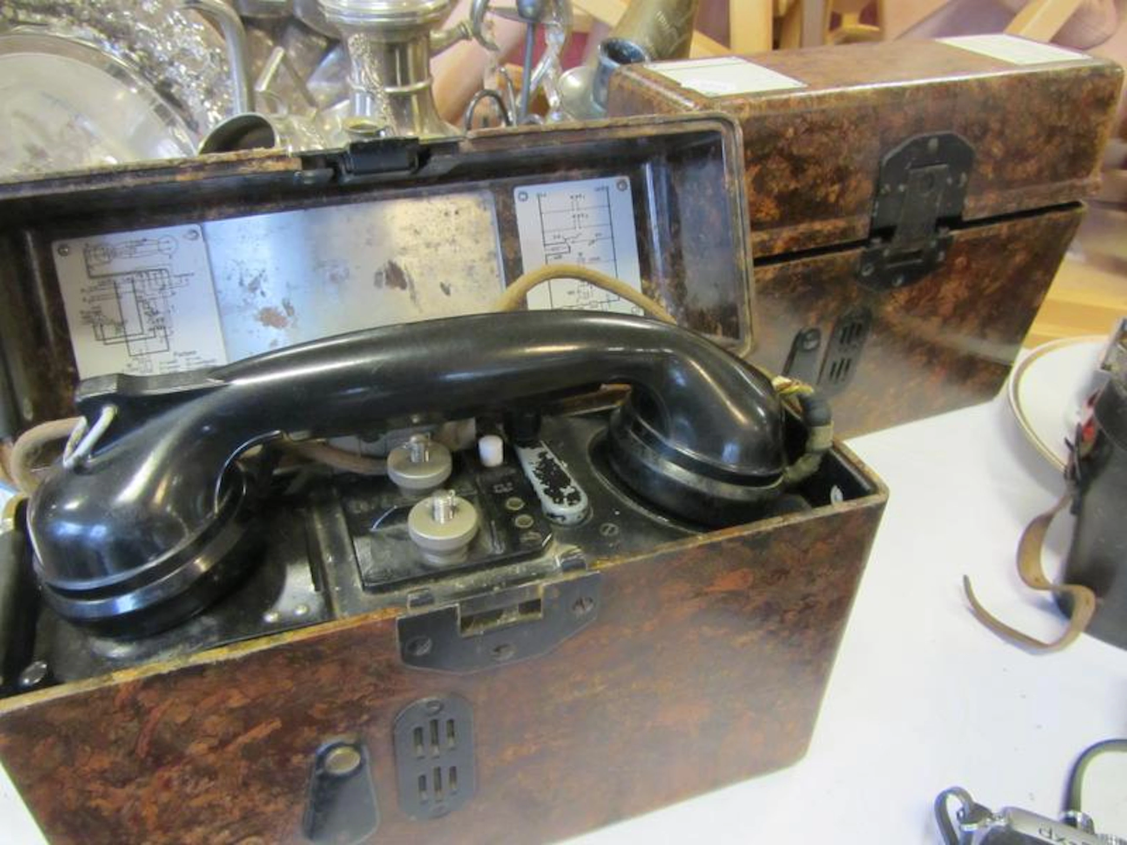 2 gamla blytunga telefoner Tyskland WW2..