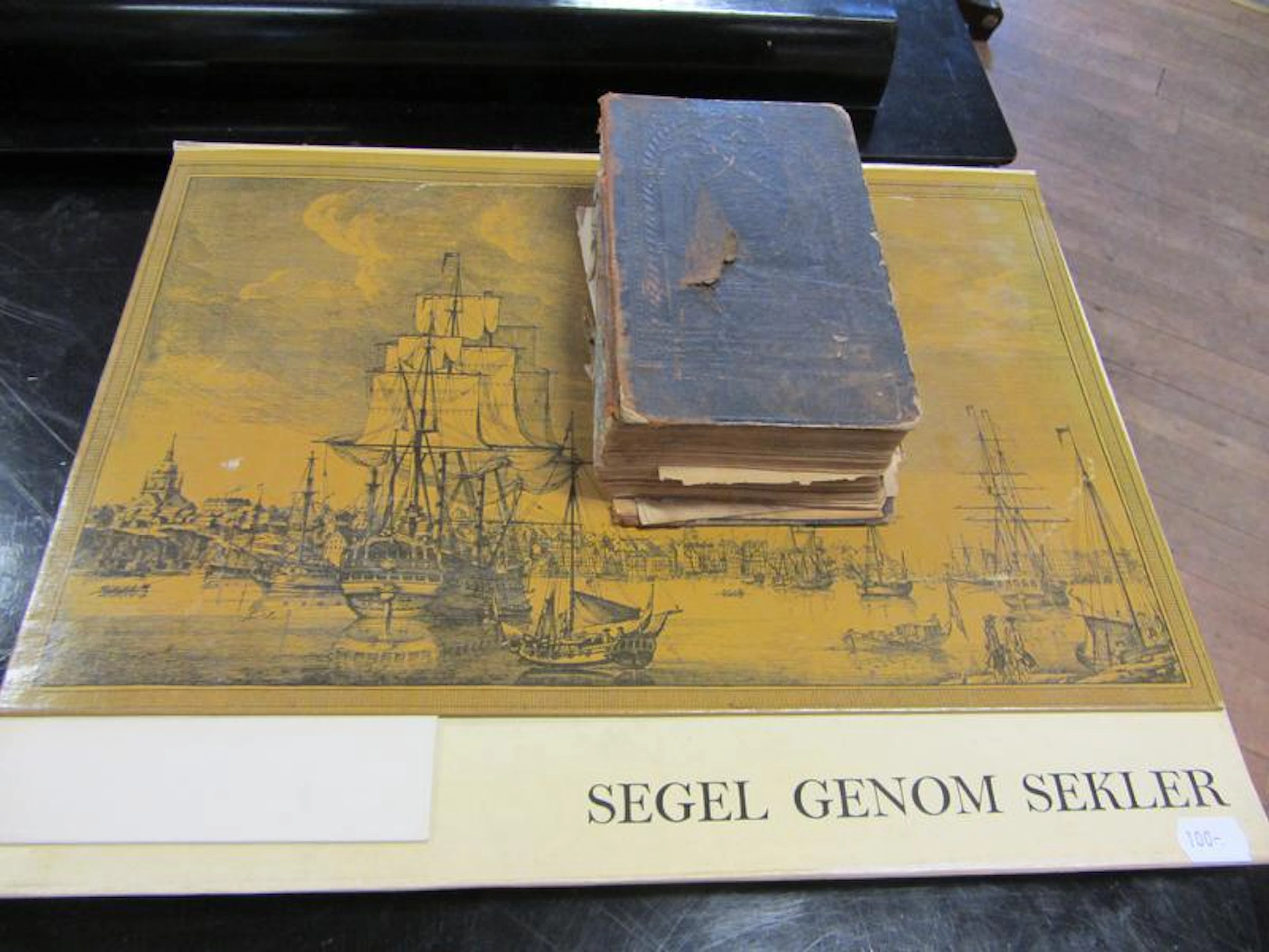 Mapp Segel genom seklet samt en antik bibel