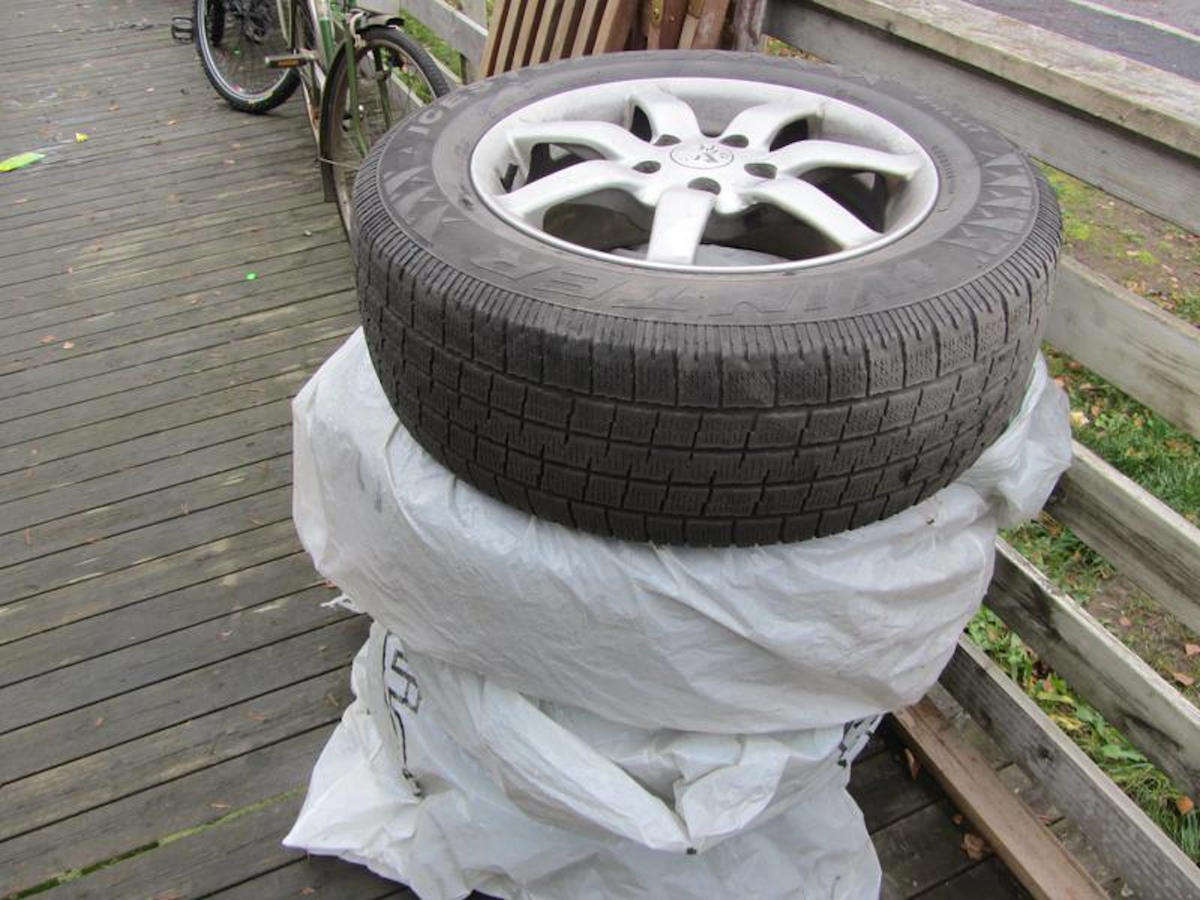 Allvädersdäck på alufälgar.. 215/65 R 16..
