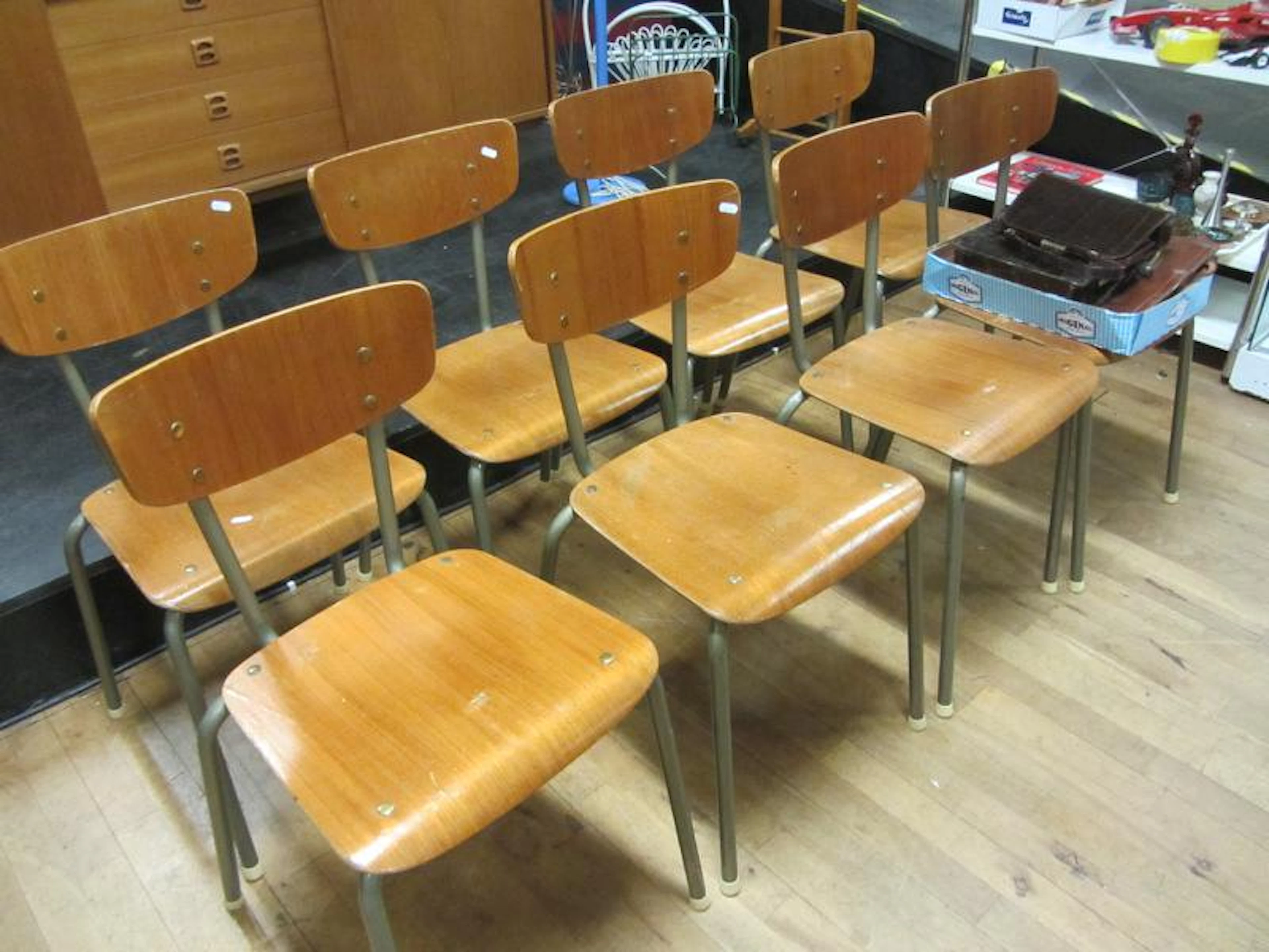 8 st stapelbara stålstolar, teak 50-tal
