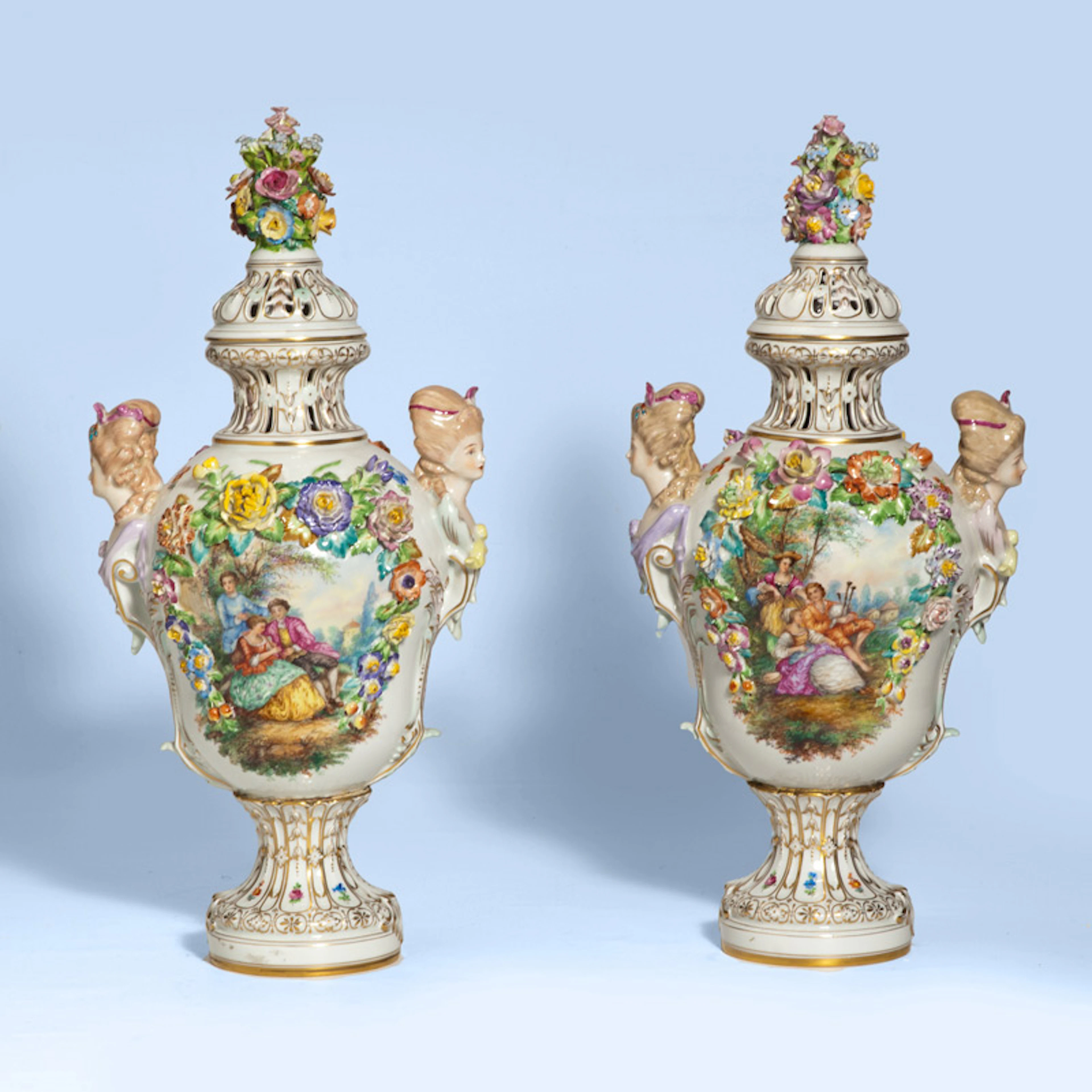 Pareja de nforas con tapa en porcelana alemana de Dresden de la fbrica