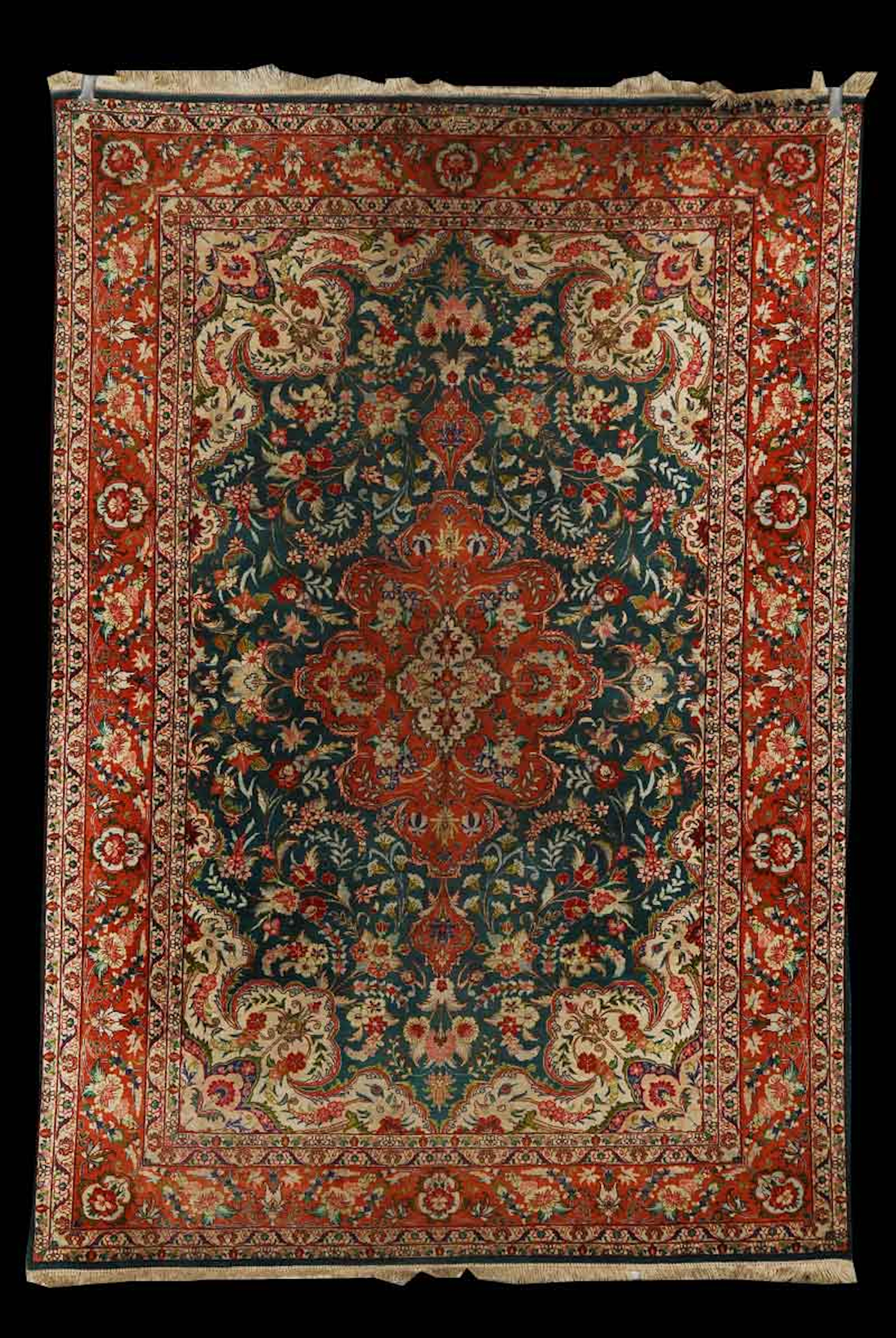 Alfombra persa Isfahan en lana y seda en rojo con fondo azul, h. 1950.