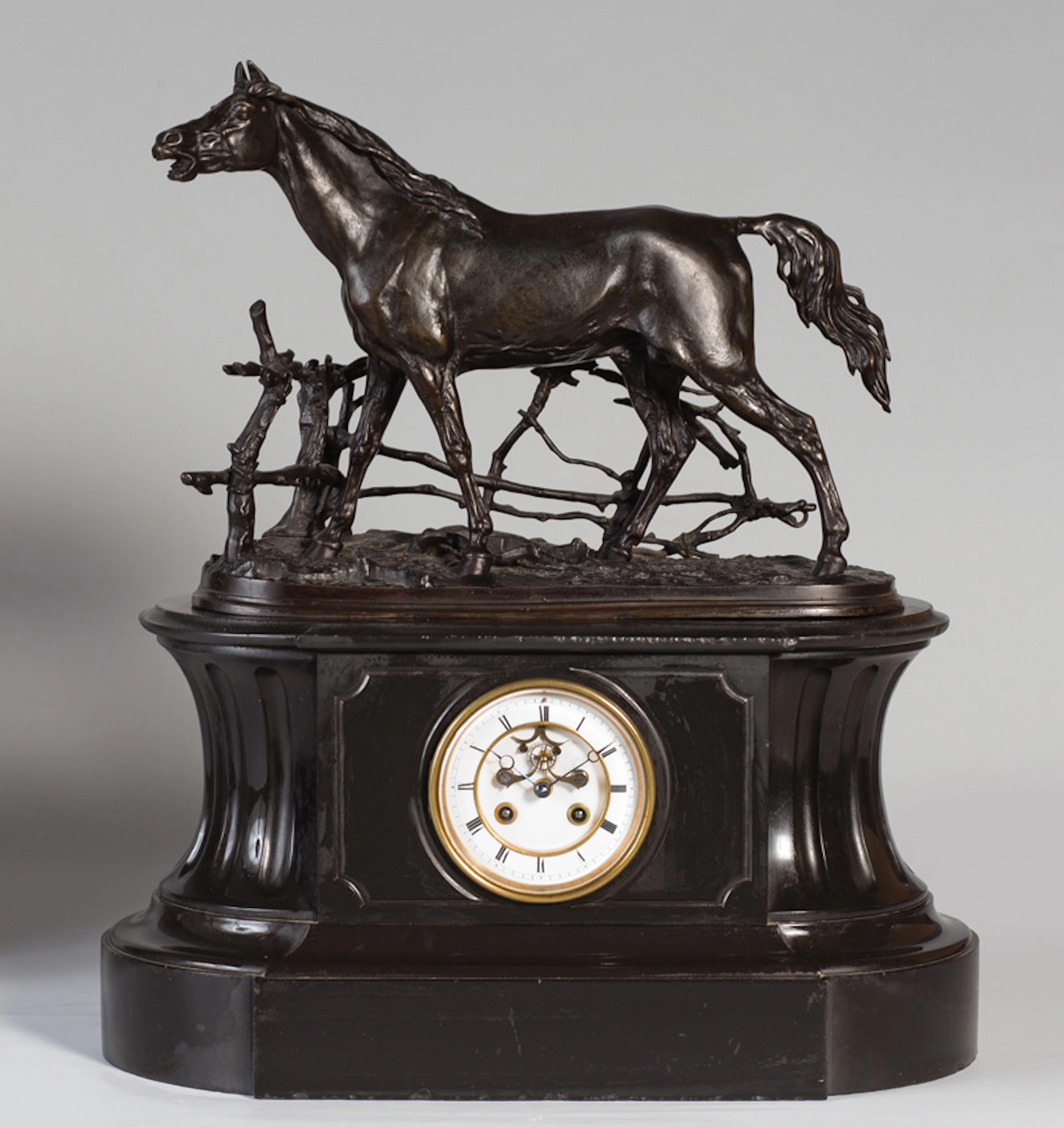 Trabajo francs, S. XIX Reloj regulador con figura escultrica de caballo.