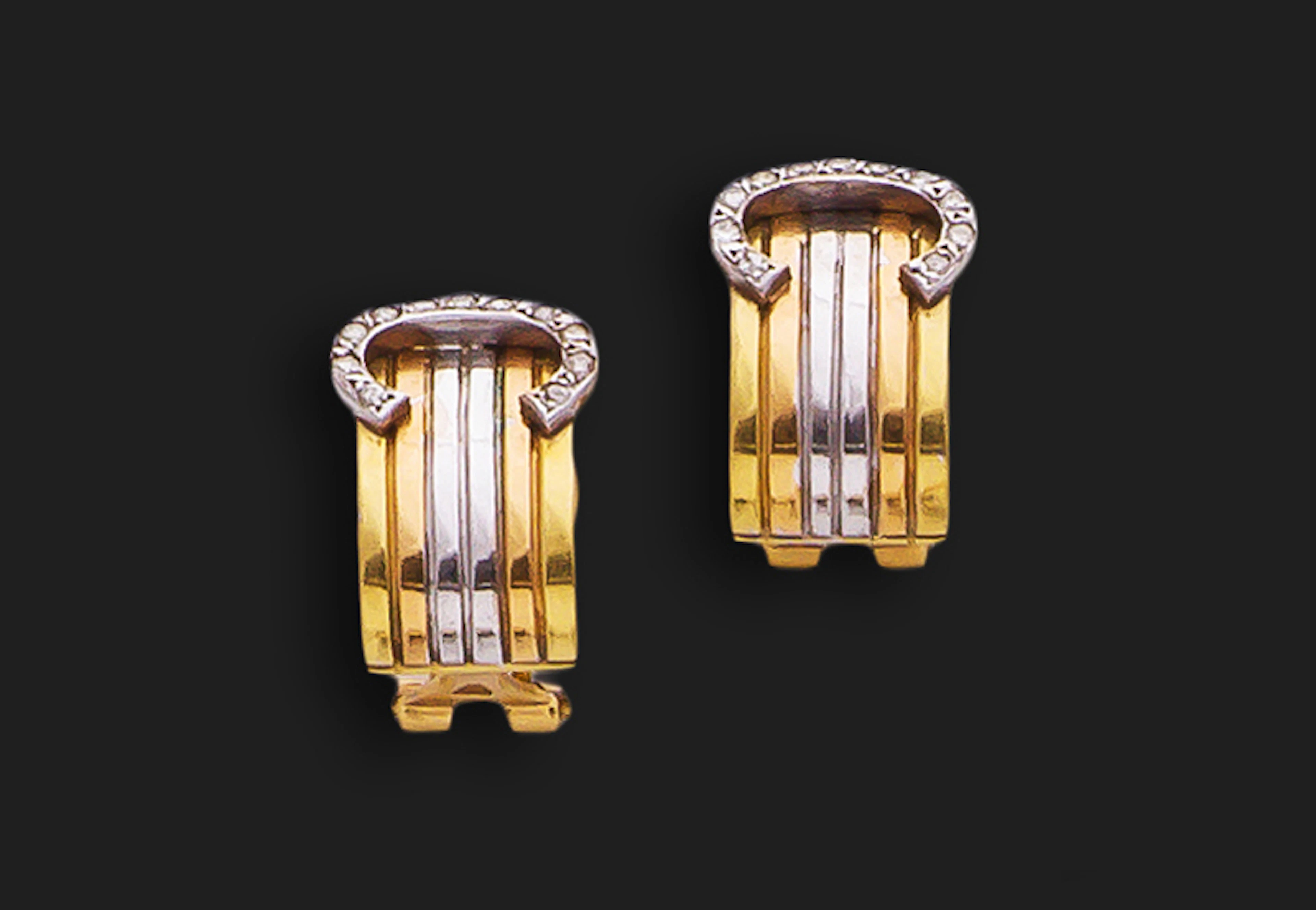Pendientes tipo Cartier con brillantes en C sobre banda de oro bicolor de 18K