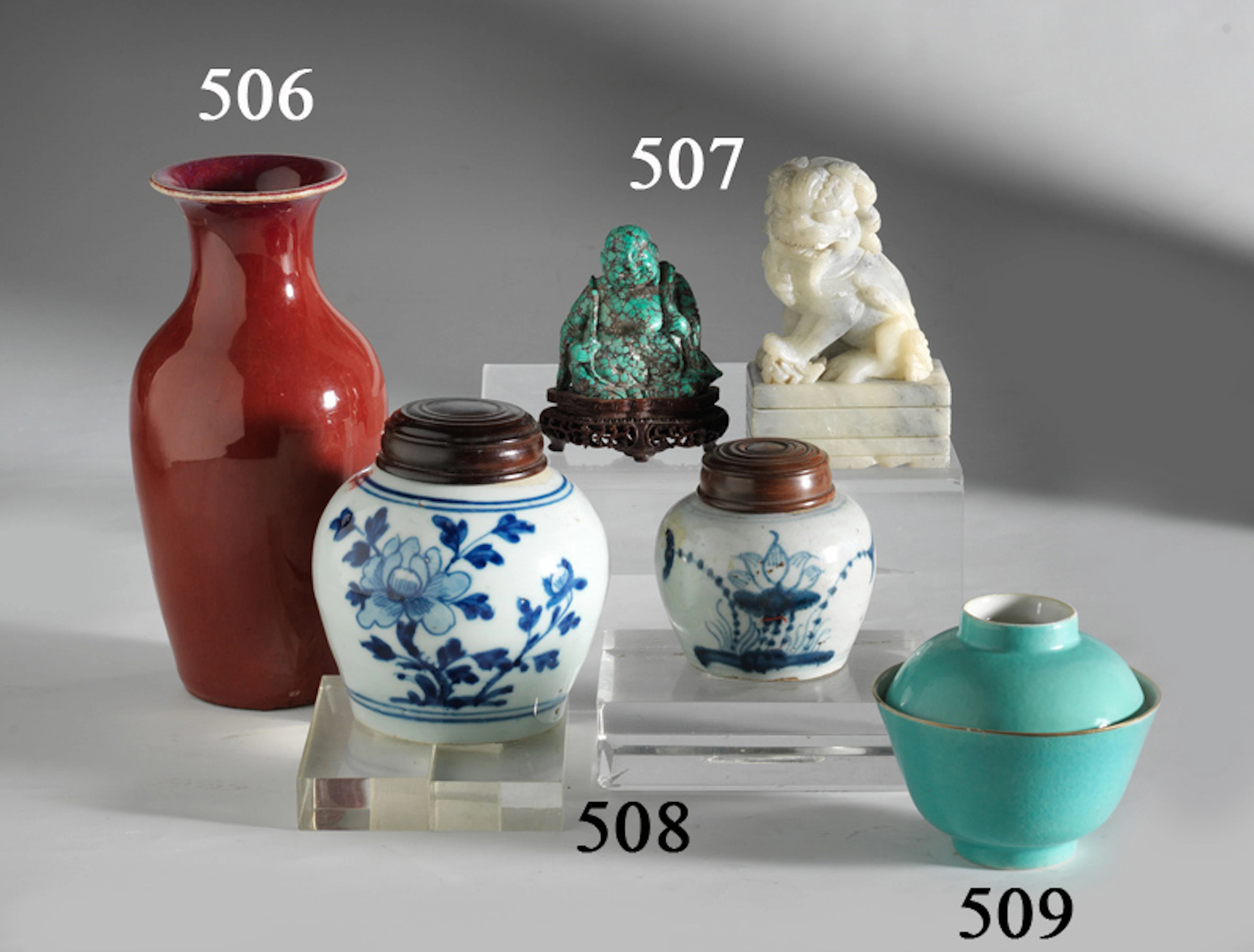 Cuenco en porcelana china turquesa con sellos impresos.