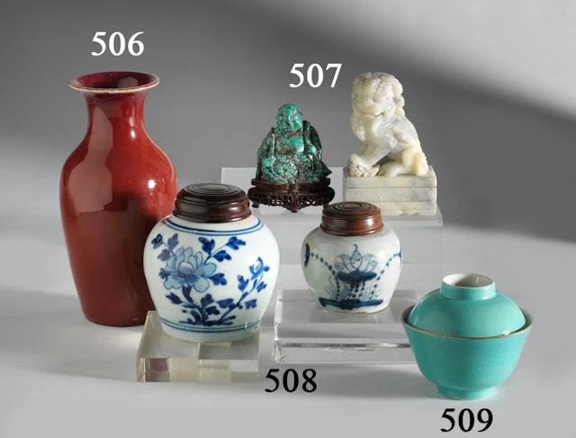 Cuenco en porcelana china turquesa con sellos impresos.