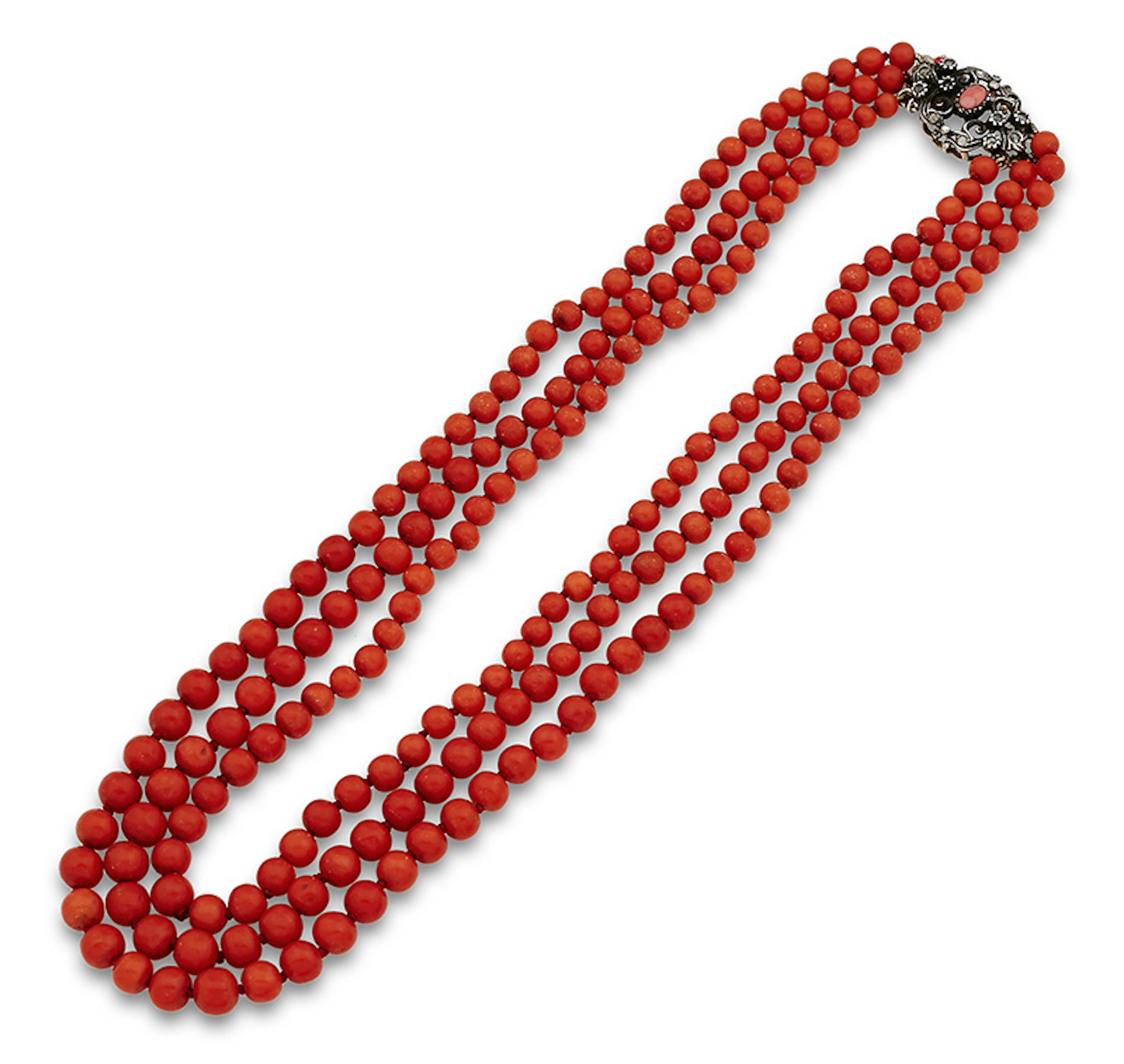 Collar largo de tres hilos de cuentas de coral mediterrneo con tamao