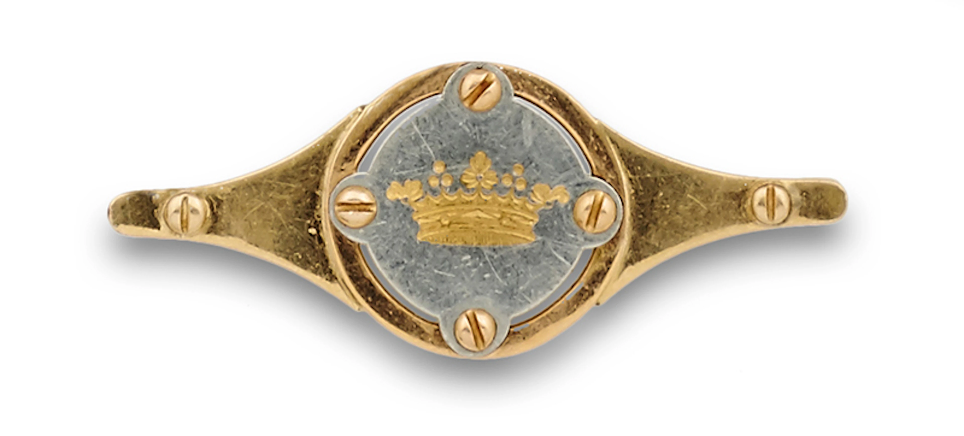 Broche con corona de Marqus grabada.