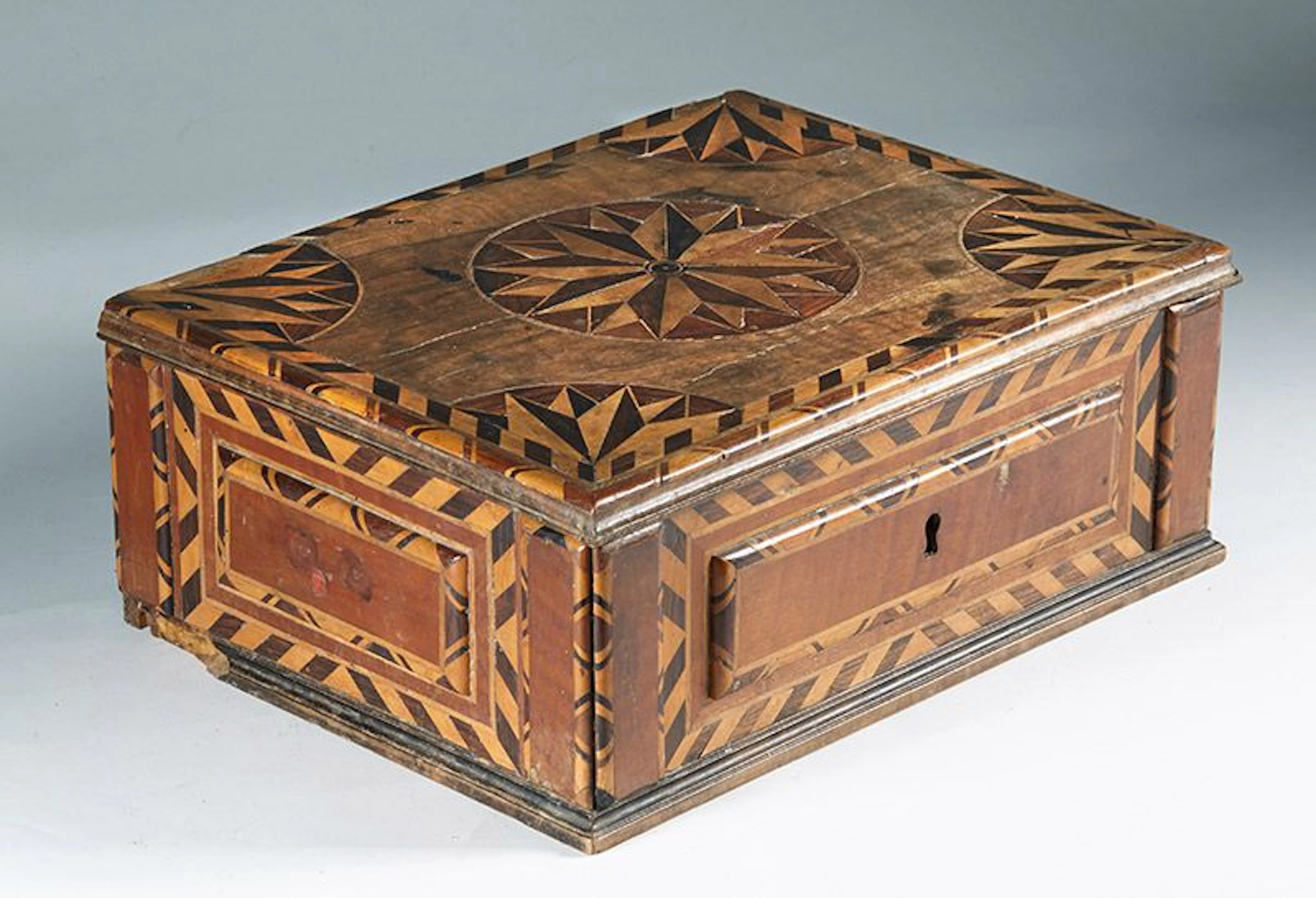 Caja en marquetera geomtrica con la rosa de los vientos. Trabajo hispano-colonia
