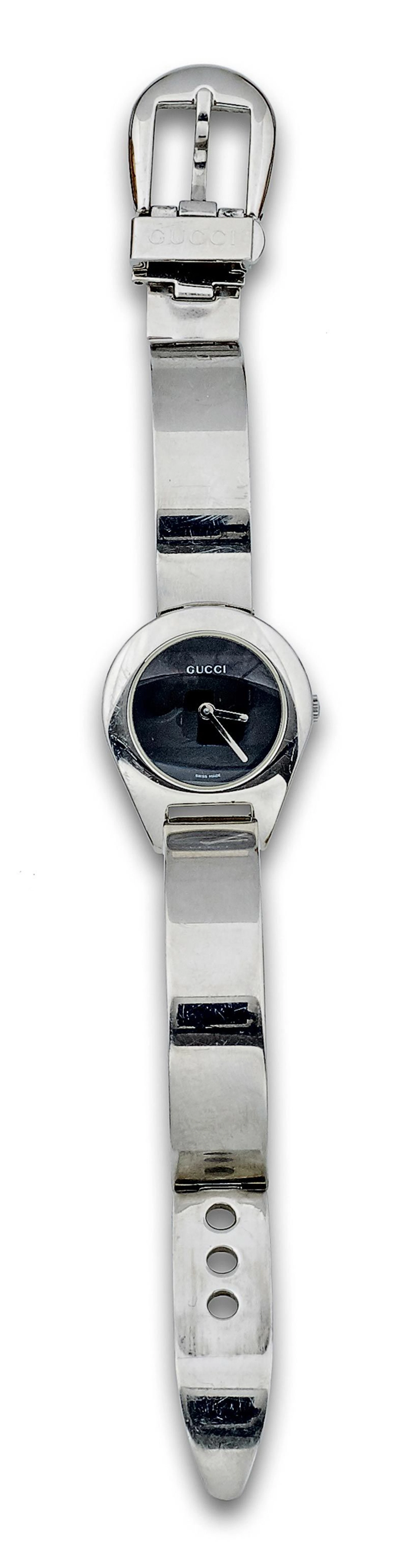 Reloj GUCCI modelo 6700 en acero con pulsera de placas articuladas.