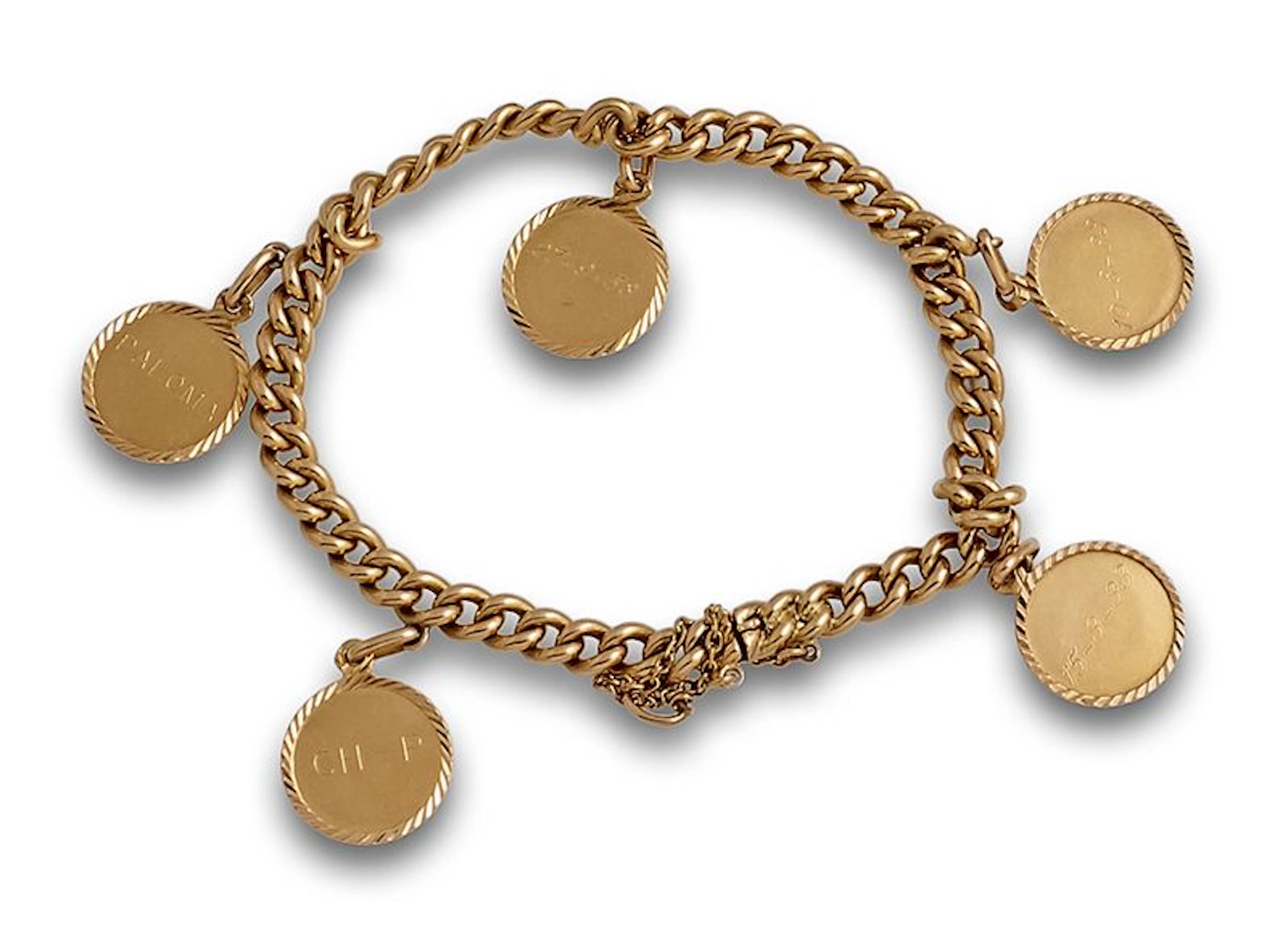 Pulsera de cadena barbada con cinco medallas grabadas colgantes. En oro de 18K.
