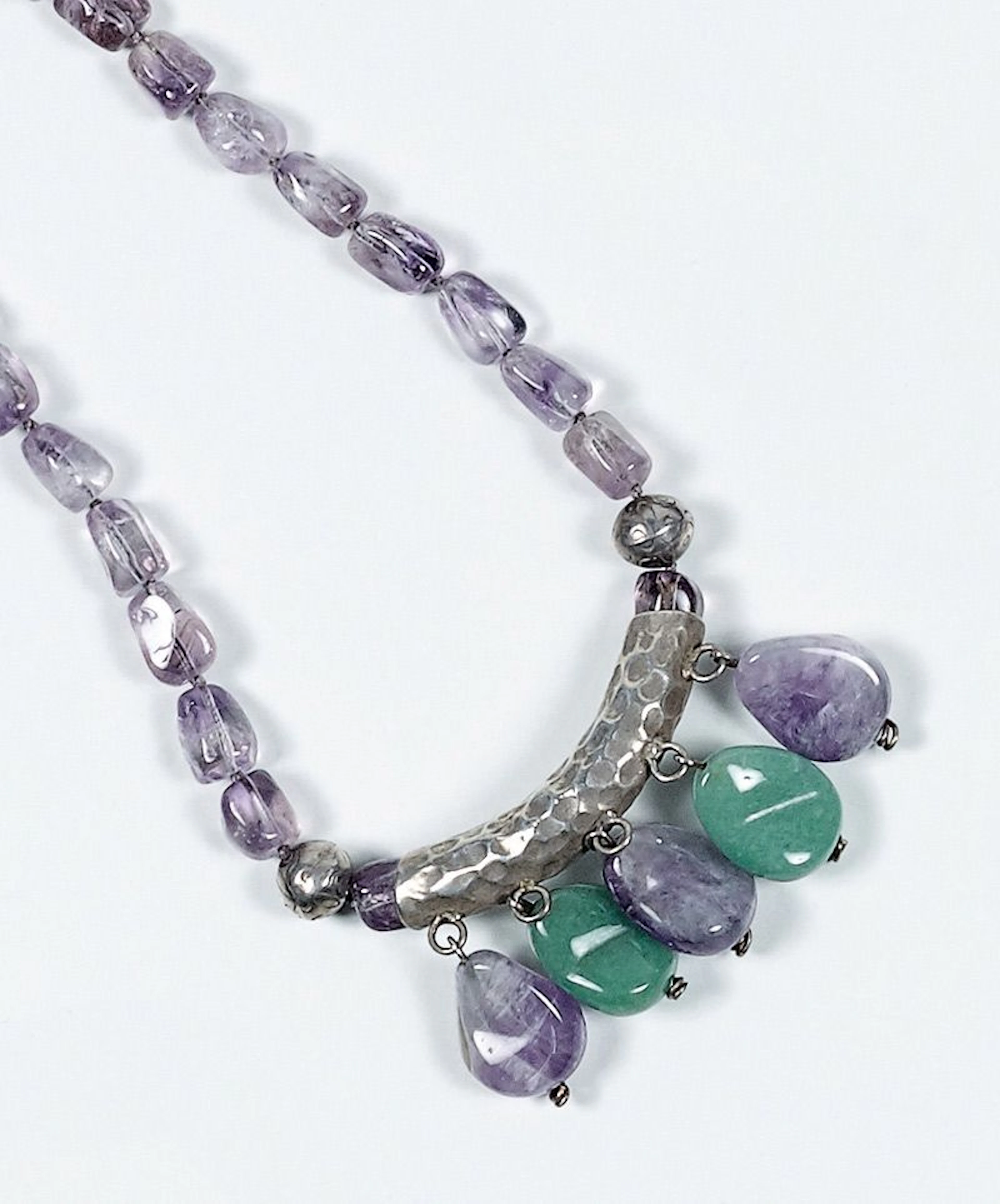 Collar de amatistas con centro de plata del que penden amatistas y
