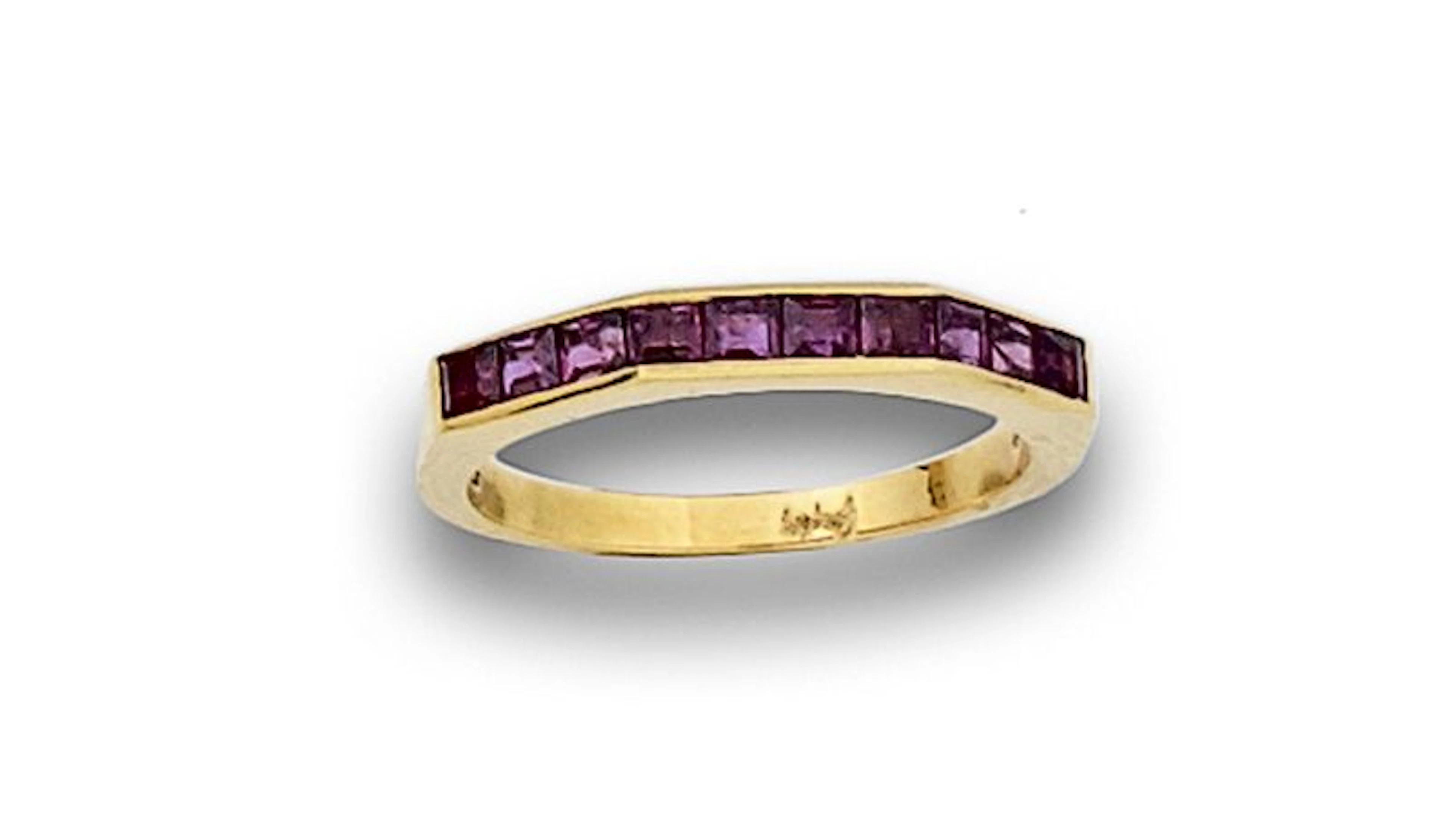 Anillo GREGORY con rubes calibrados con frente en tres planos. En