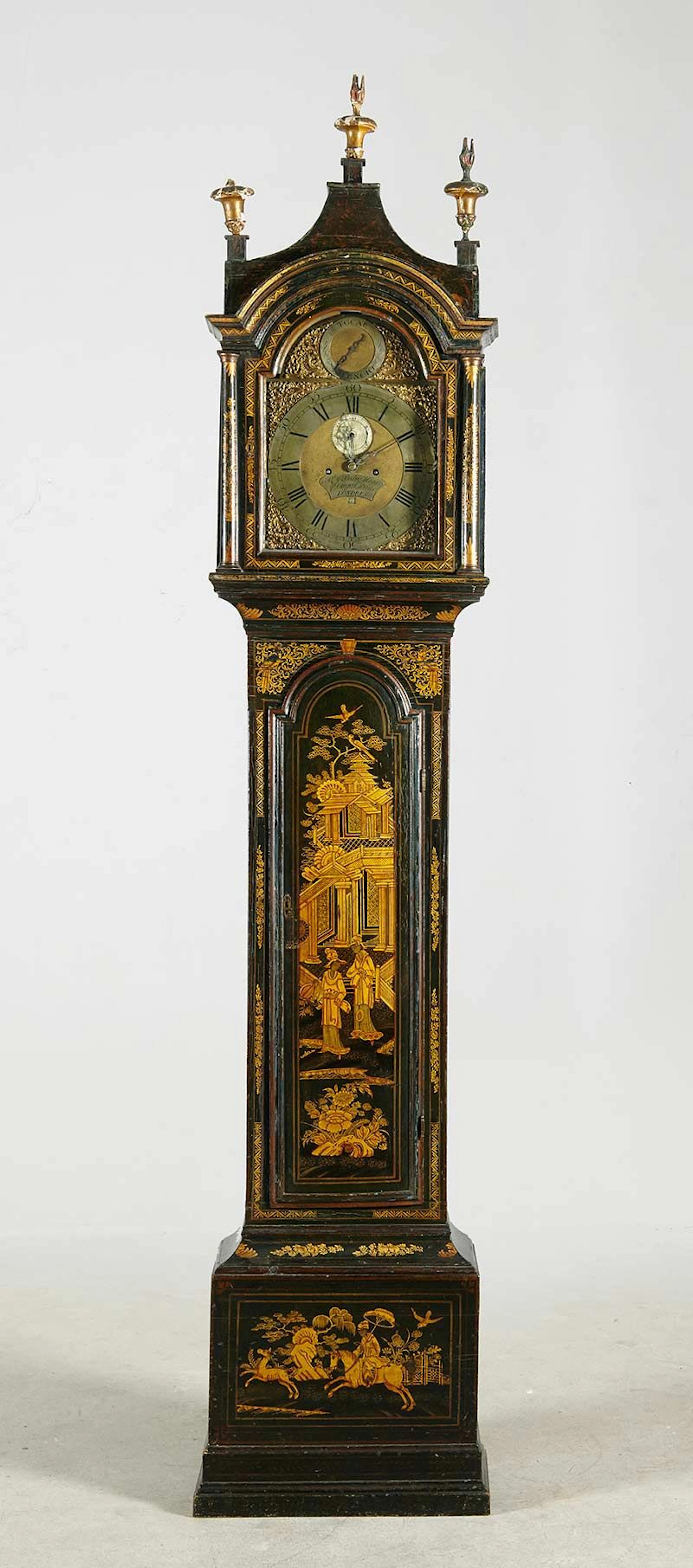 Reloj de caja alta en madera lacada en verde y dorado con decoracin