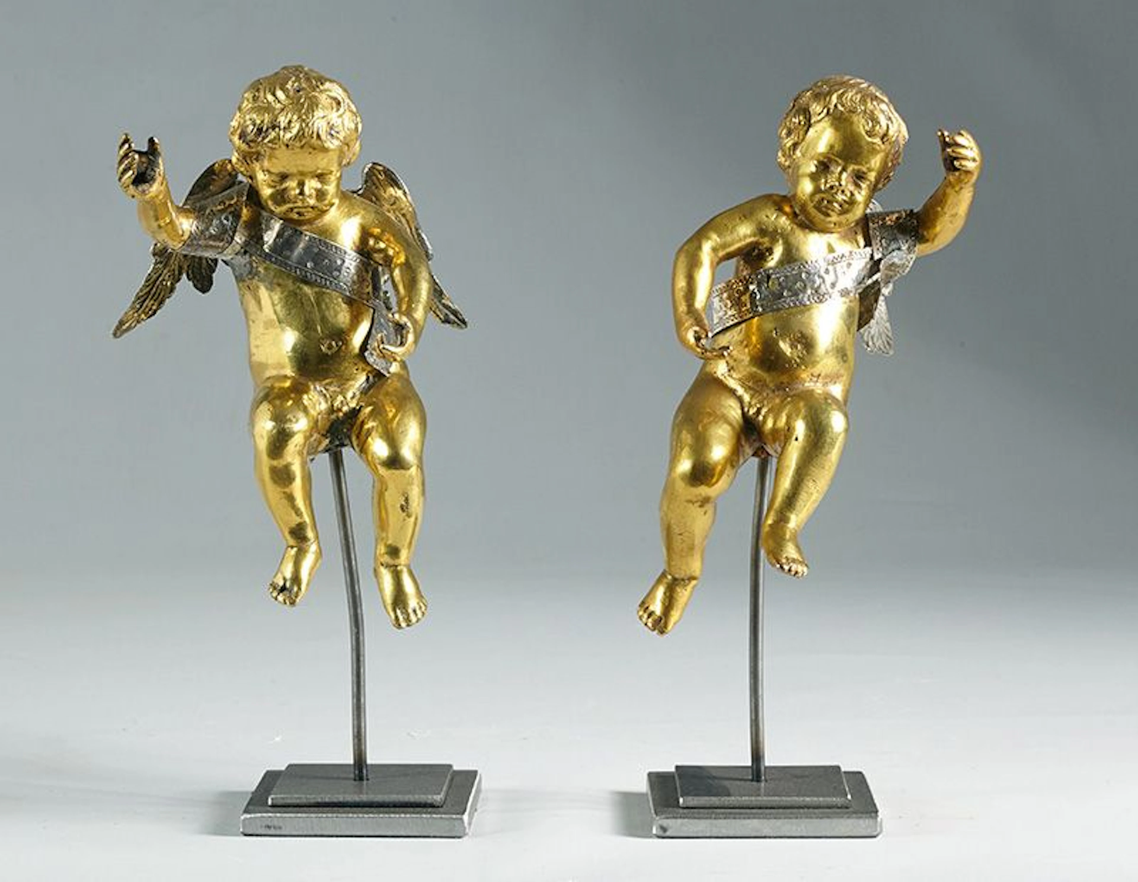 Pareja de ngeles en bronce dorado. Trabajo italiano, problablemente