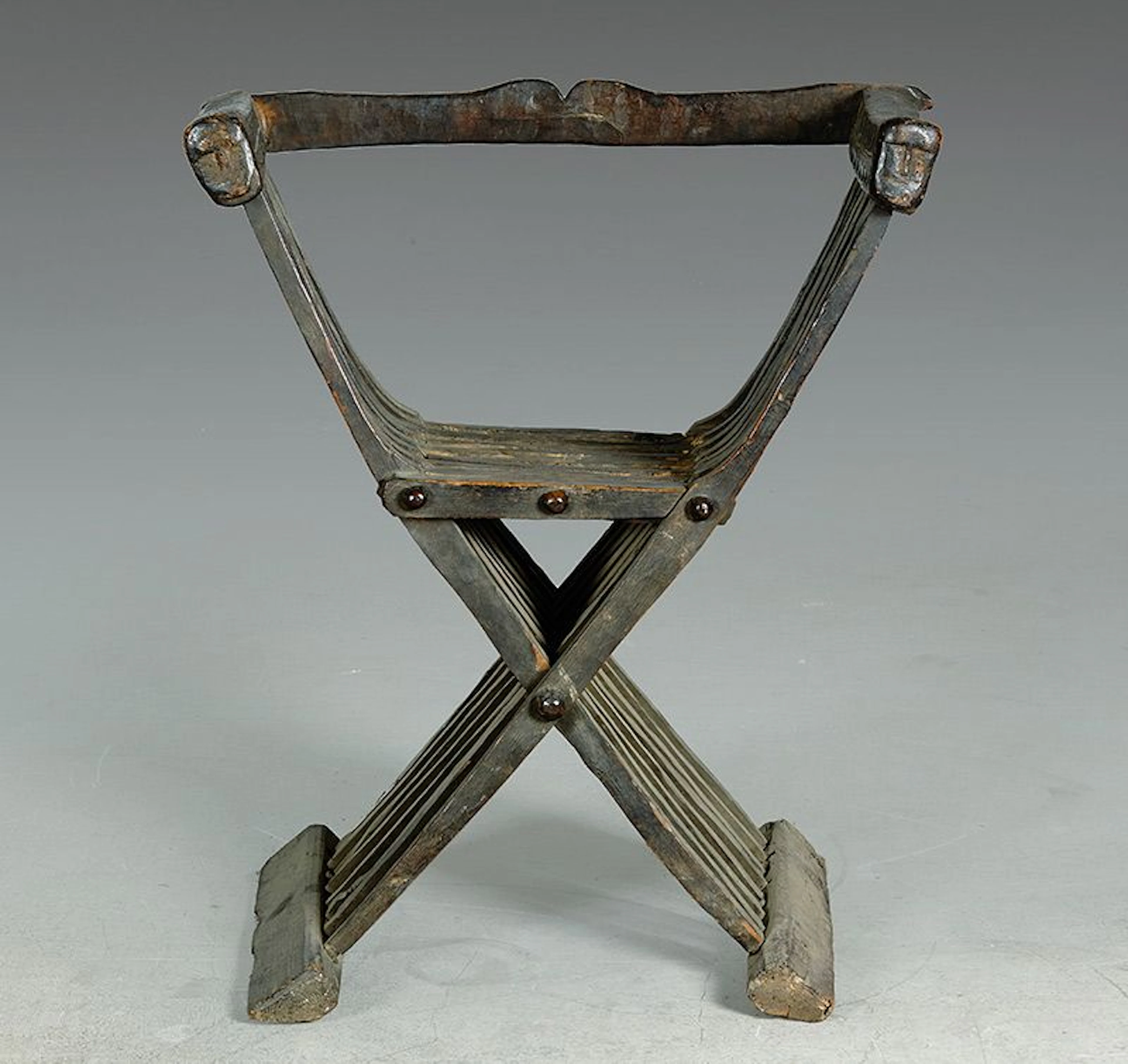 Silla de tijera o Savonarola en madera de nogal patinado con decoracin