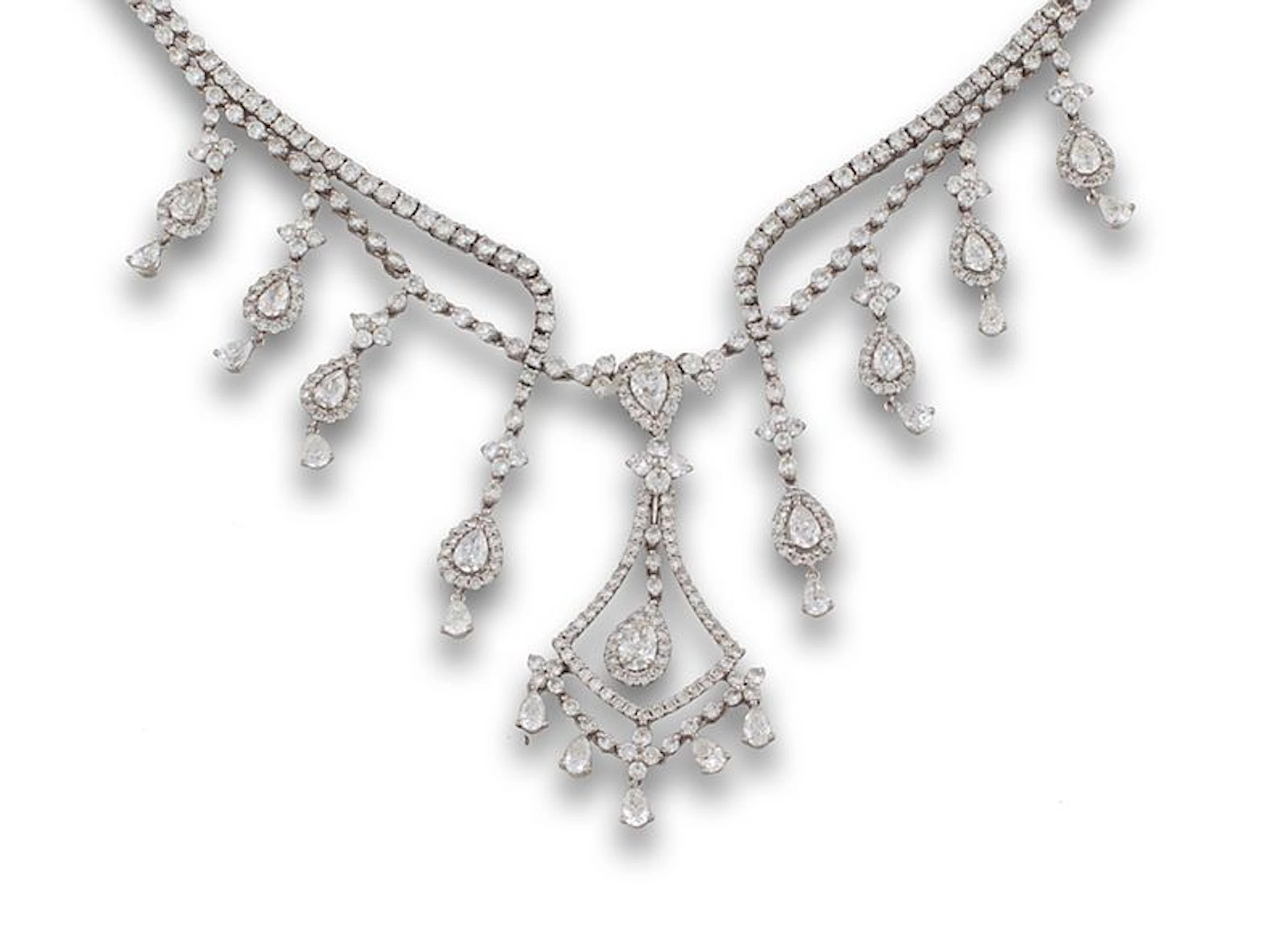 Collar de brillantes con centro de diseño a modo de lámpara y remates