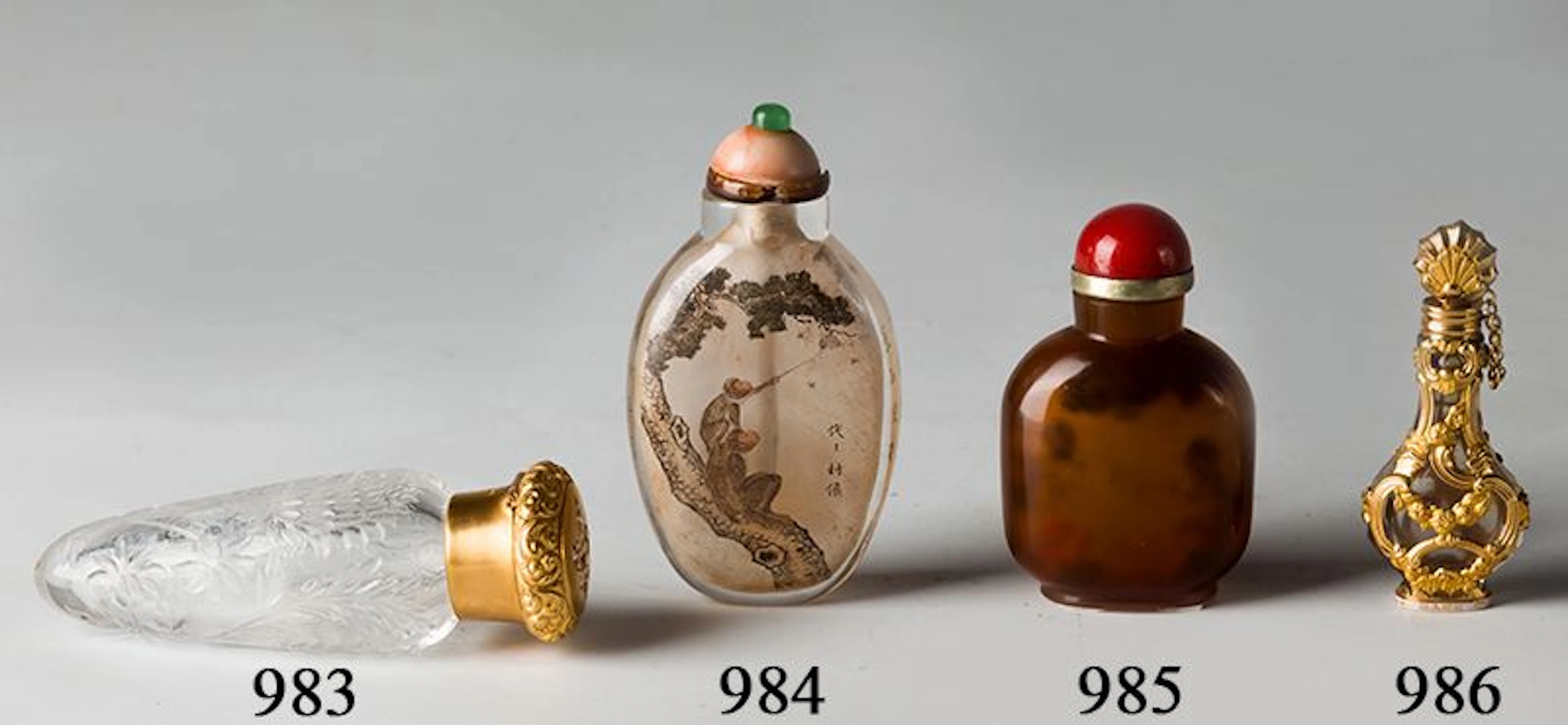 Bote de perfume en vidrio tallado con una montura de oro amarillo