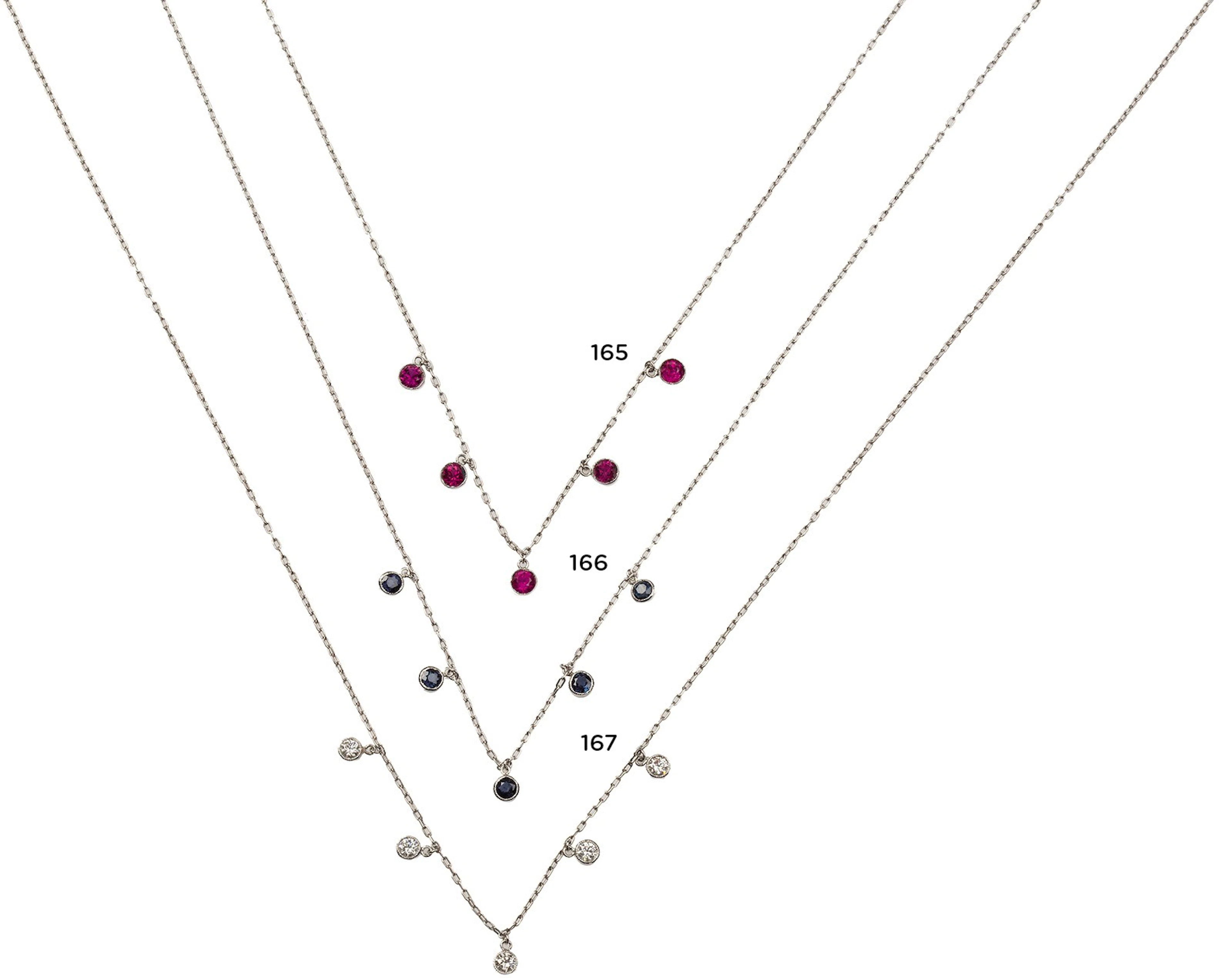 Cadena de platino con cinco chatones de zafiros colgantes que suman 0,80 ct
