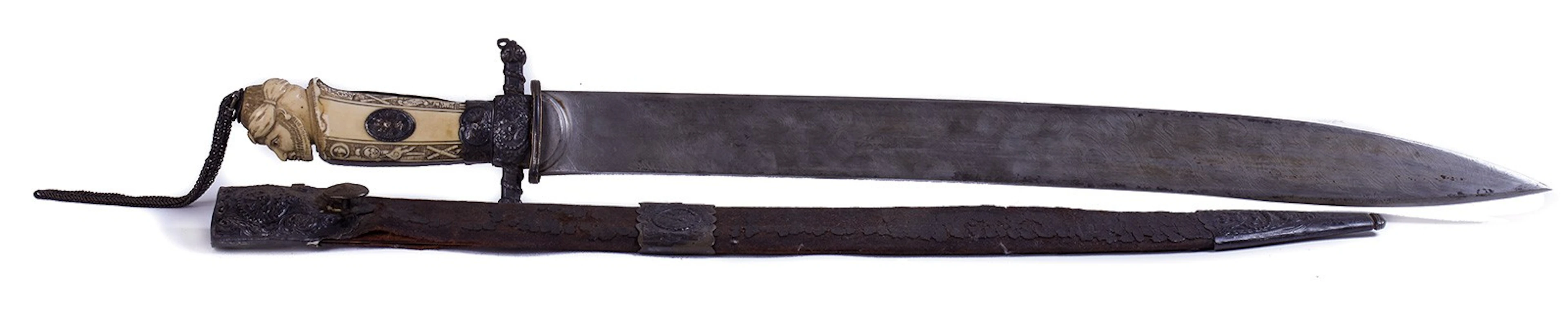 Koummiya de asta y plata aplicada con decoración grabada