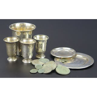 Parti silver, bägare mynt mm, delvis med gravyr, total vikt 240 gram