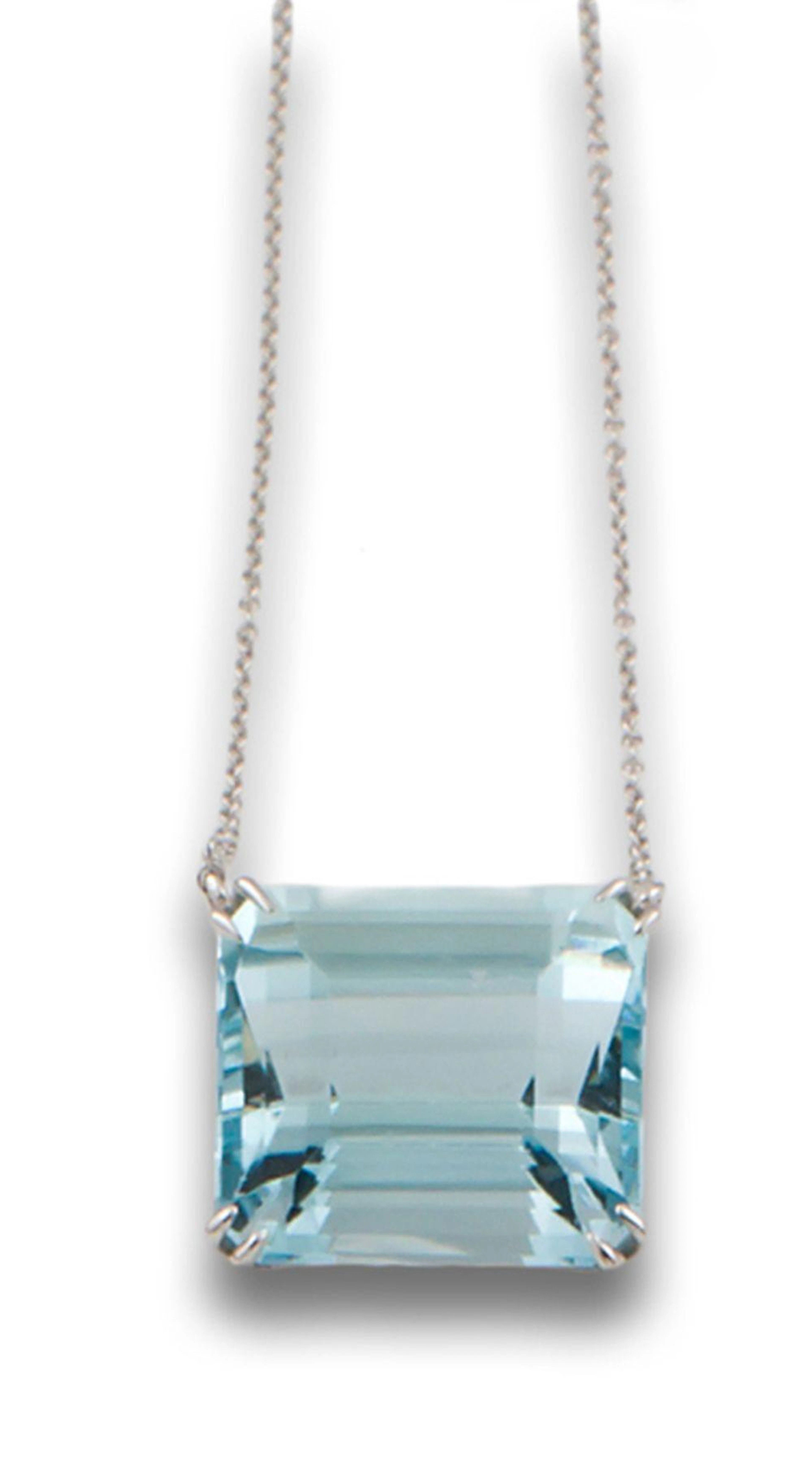 AN AQUAMARINE PENDANT NECKLACE
