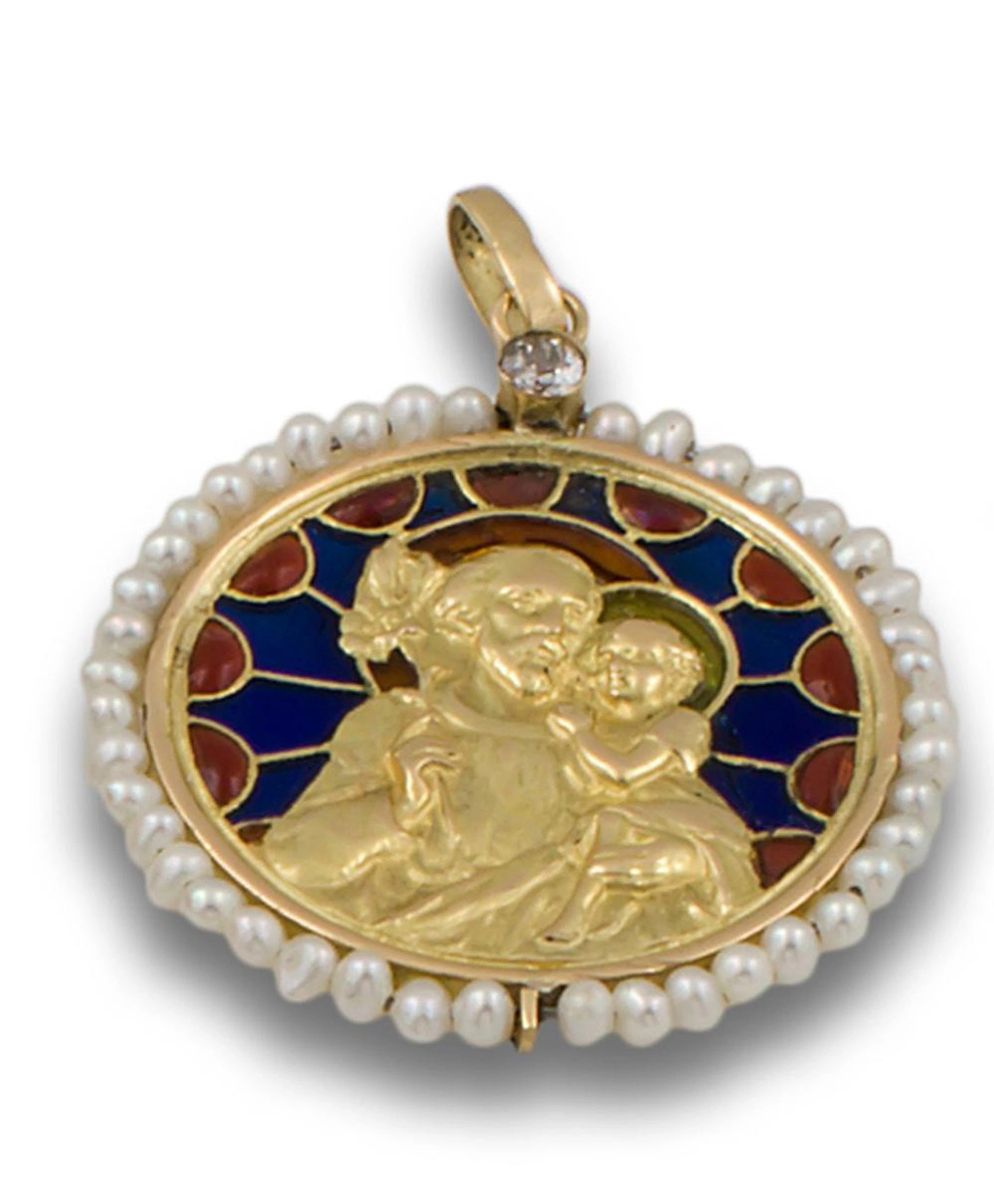 A VINTAGE GOLD AND ENAMEL MEDALLION PENDANT