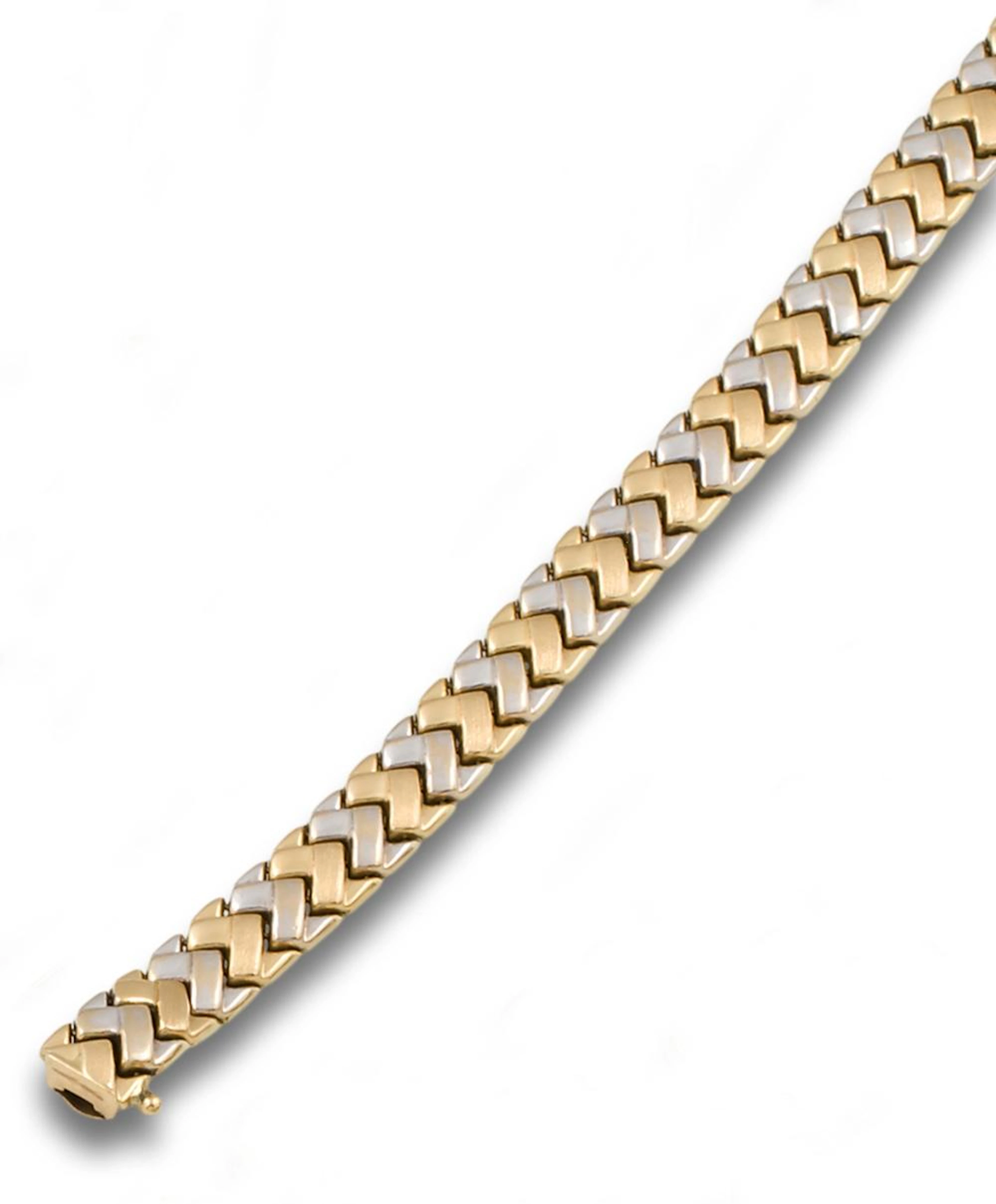 A GOLD BRACELET