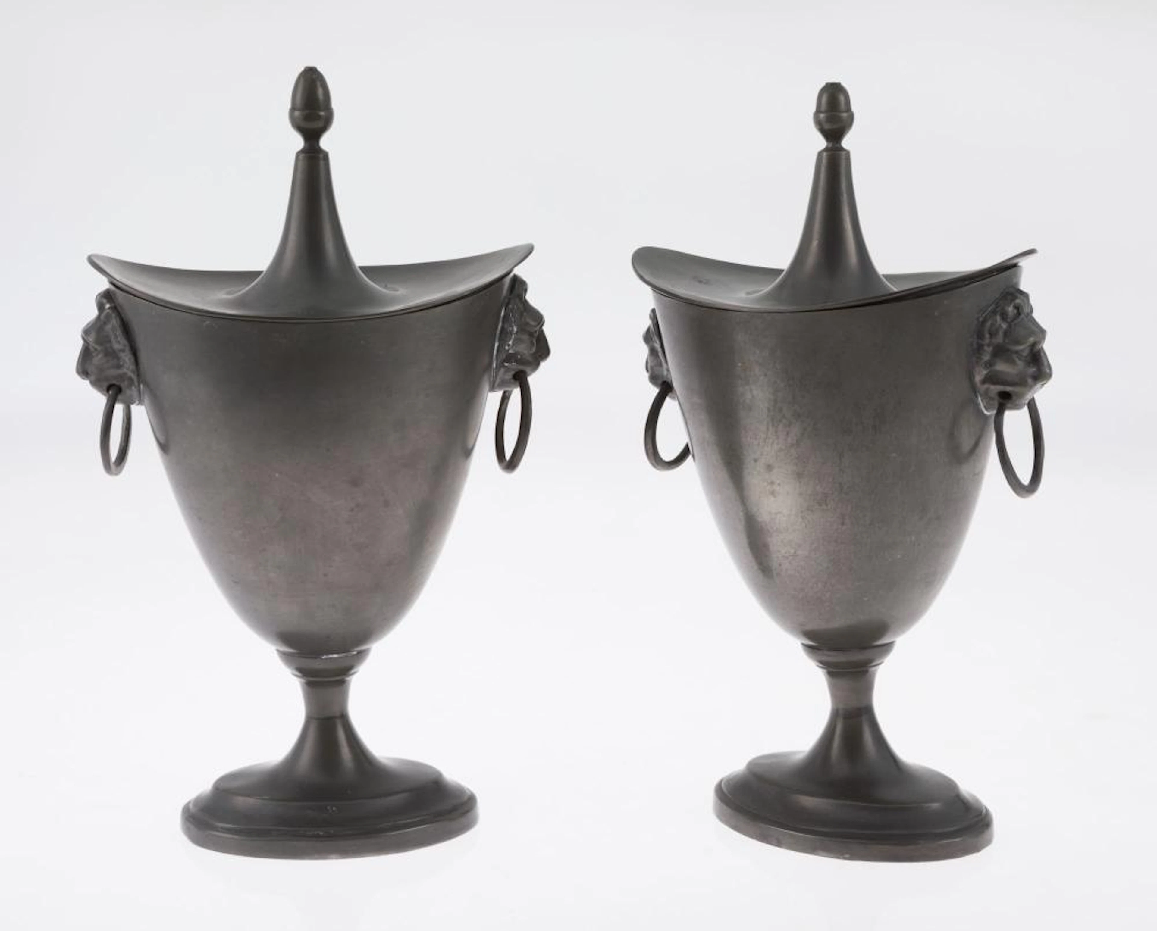 Pair of urns in neoclassical pewter, Holland, 19th century.