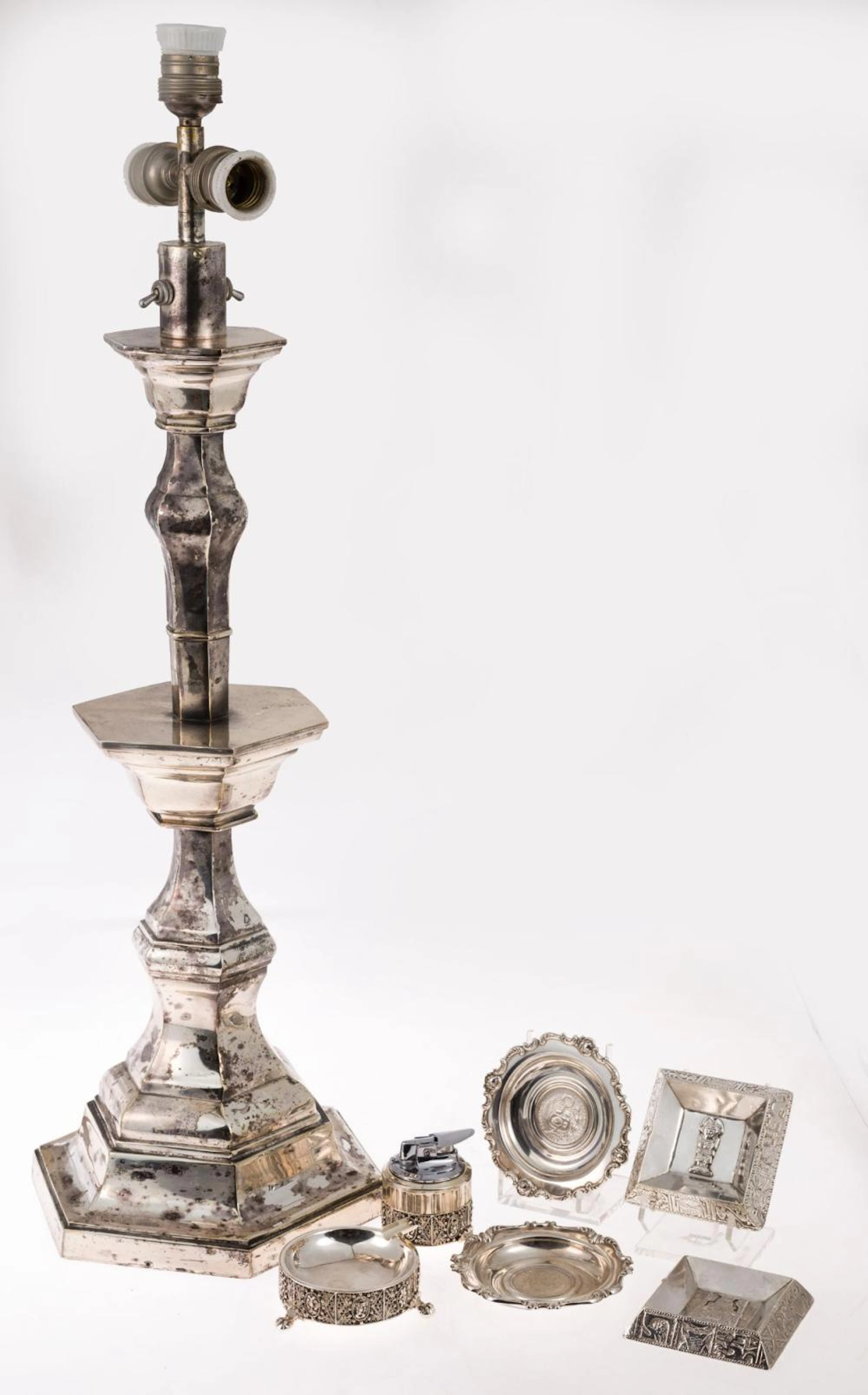 Lote de plata española ley 916; compuesto por mechero de...