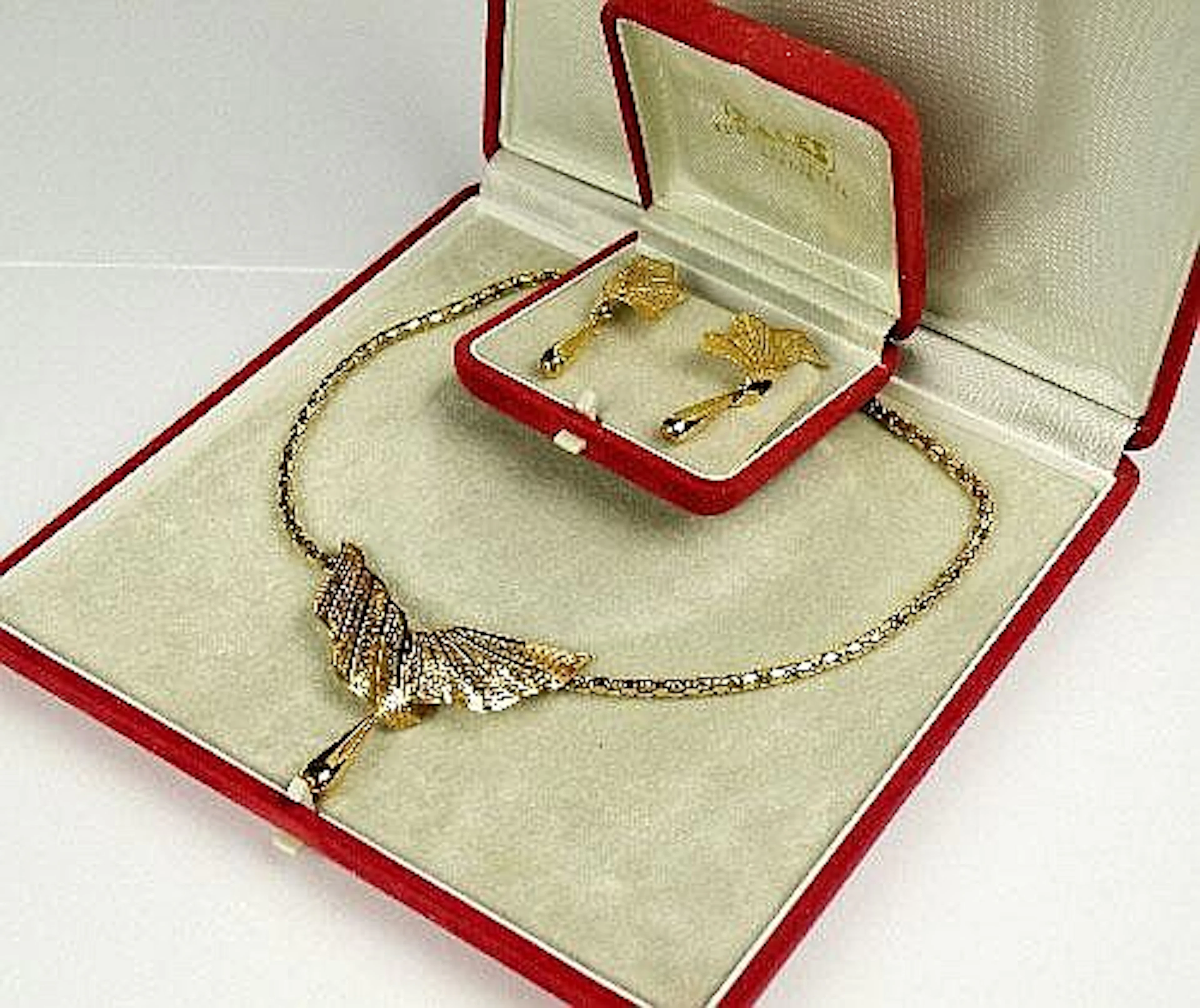 A 9ct yellow gold necklace and earrings, designed