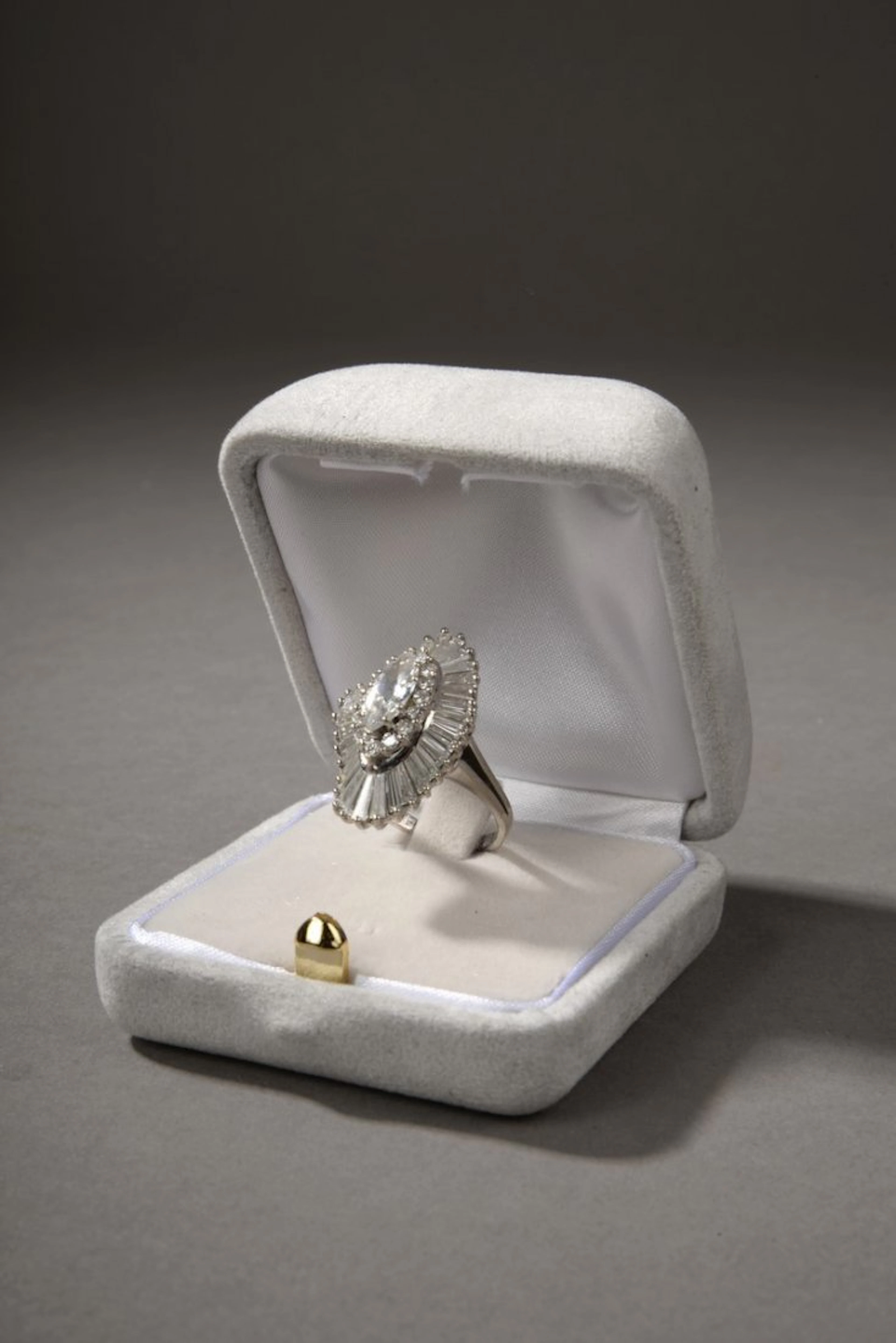 BAGUE MARQUISE en or gris. Elle est ornée d'un diamant