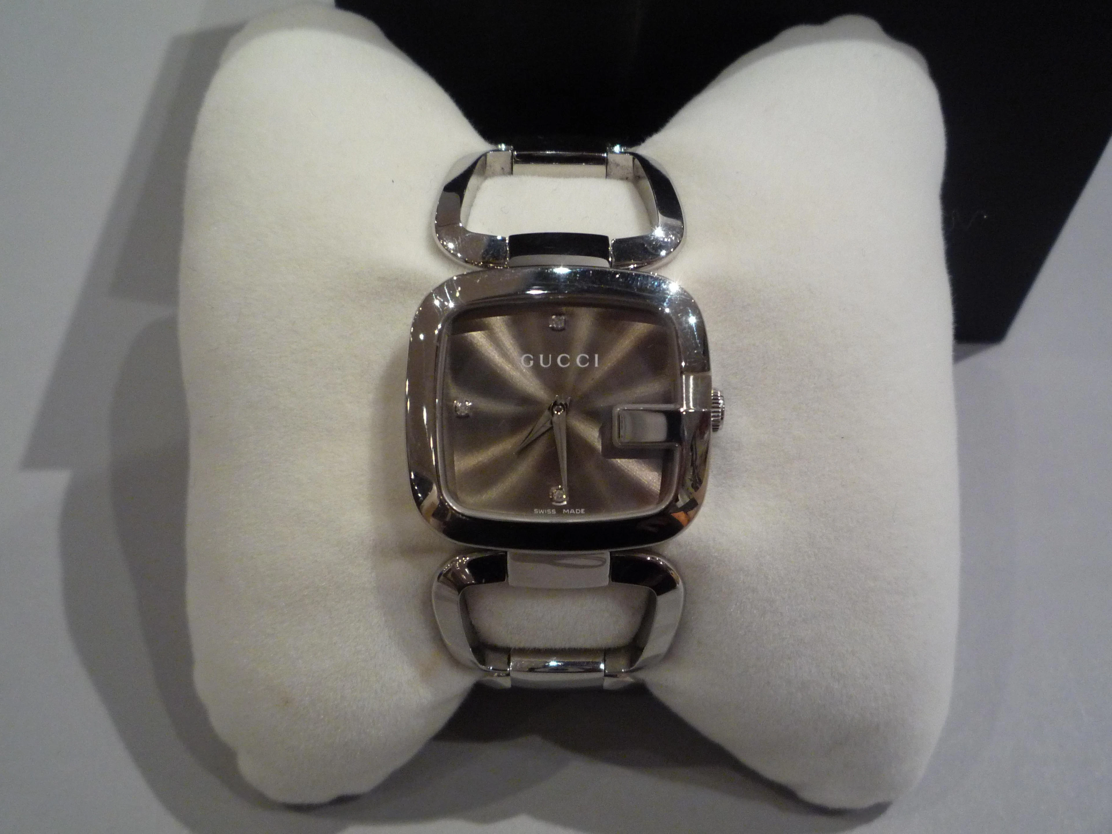 GUCCI Montre-bracelet pour femme en métal argenté. En