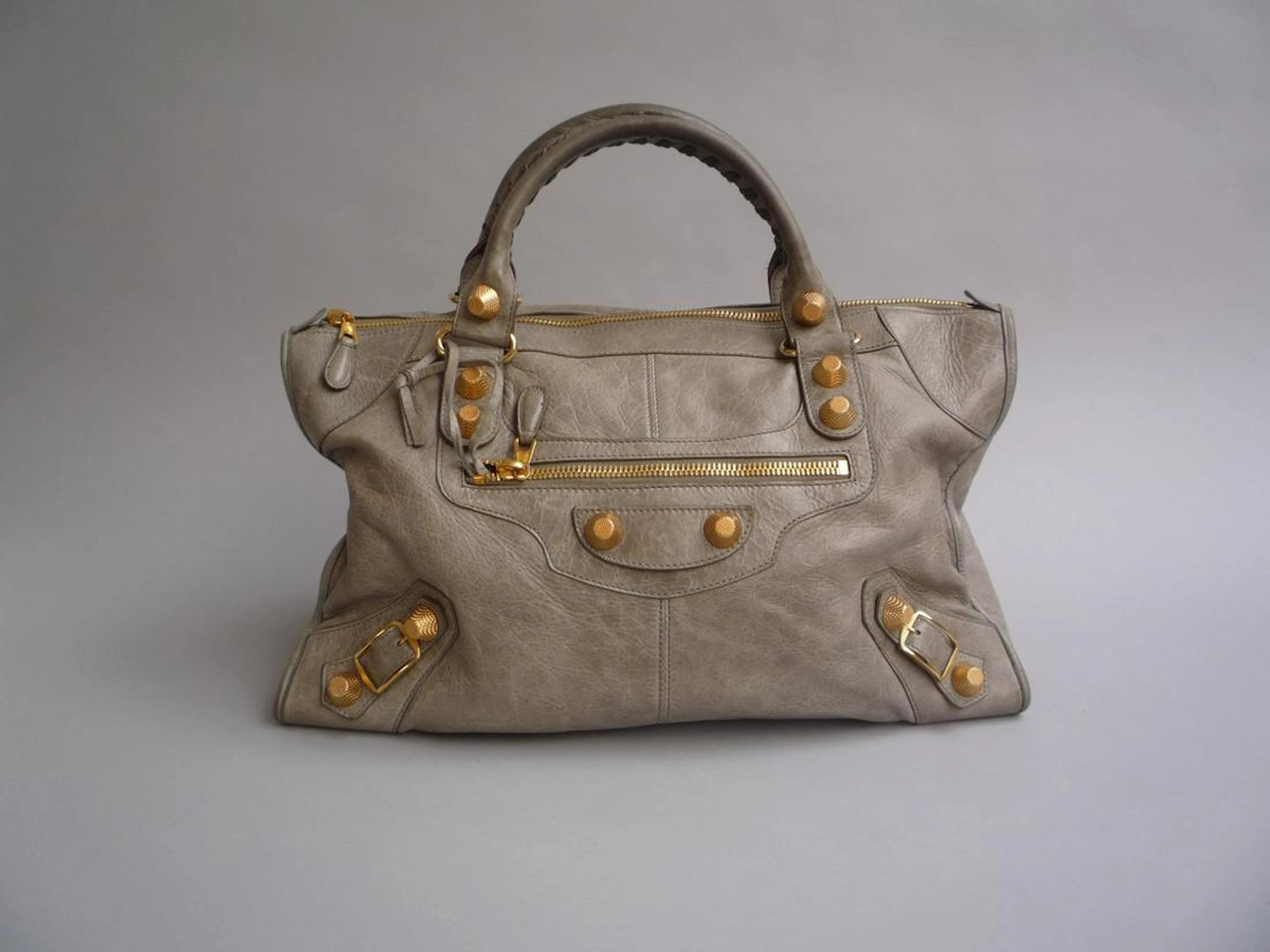 BALENCIAGA GRAND SAC CABAS en cuir gris clair.