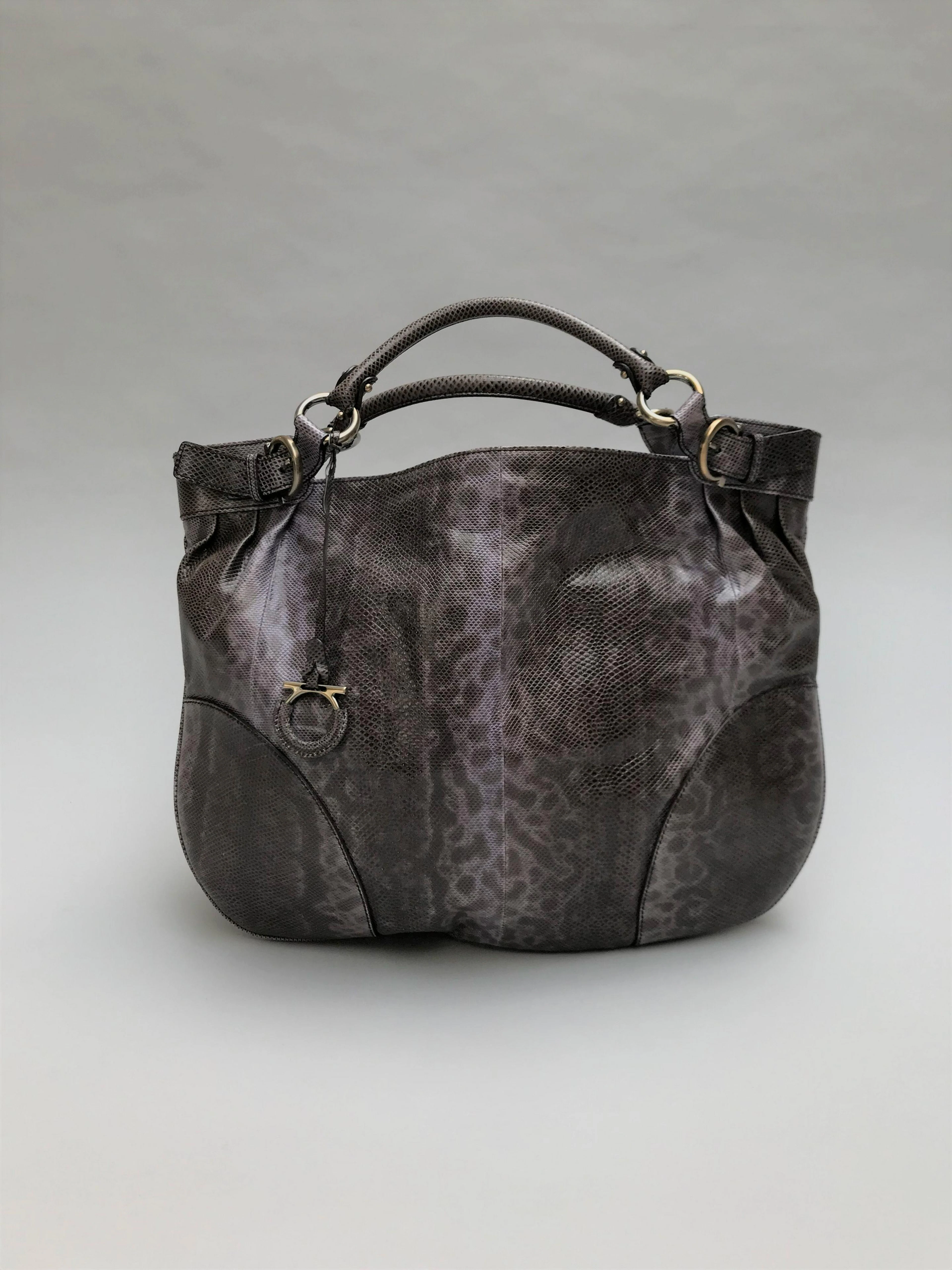 SALVATORE FERRAGAMO GRANG SAC CABAS en cuir violet