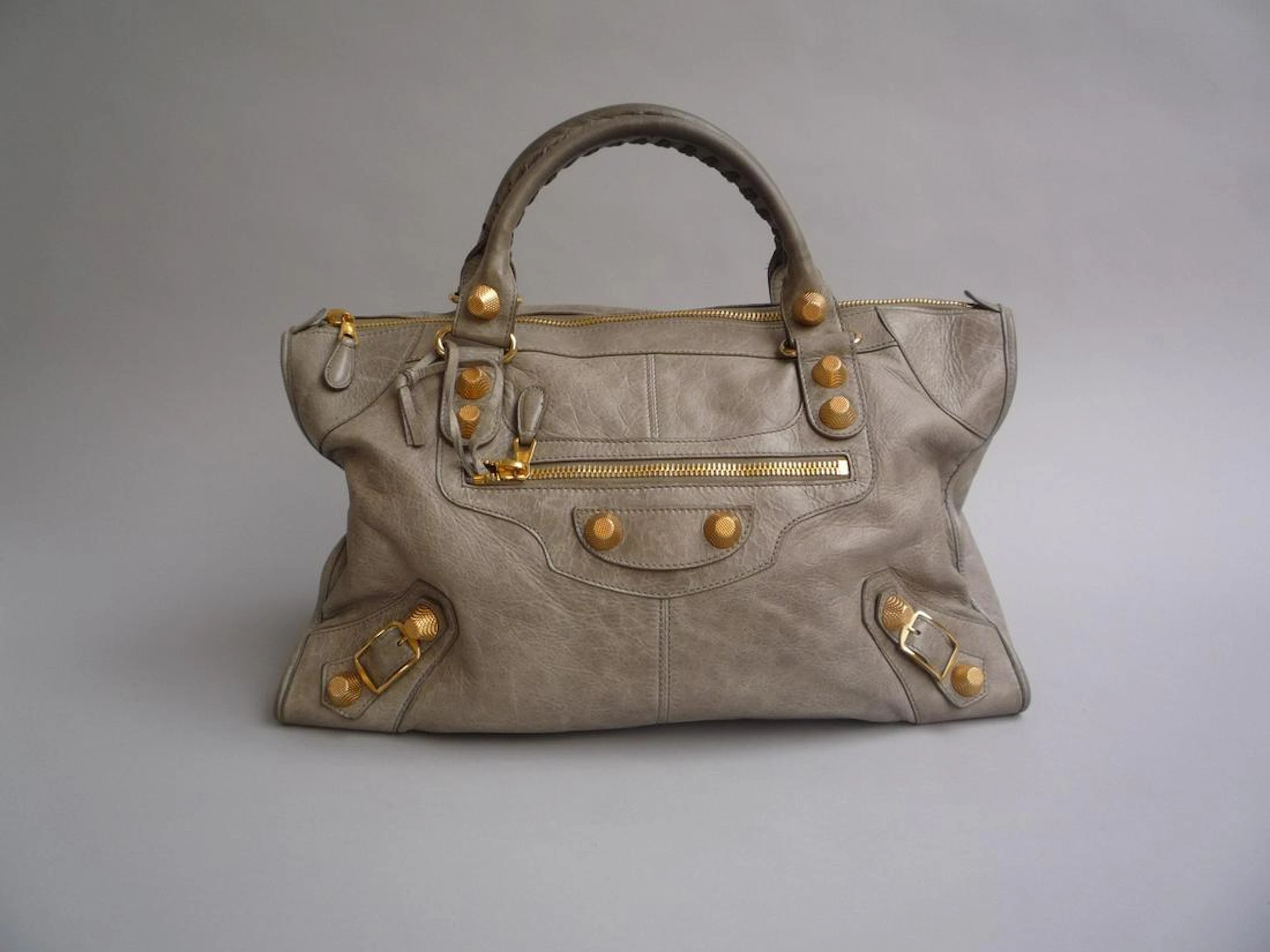 BALENCIAGA GRAND SAC CABAS en cuir gris clair.