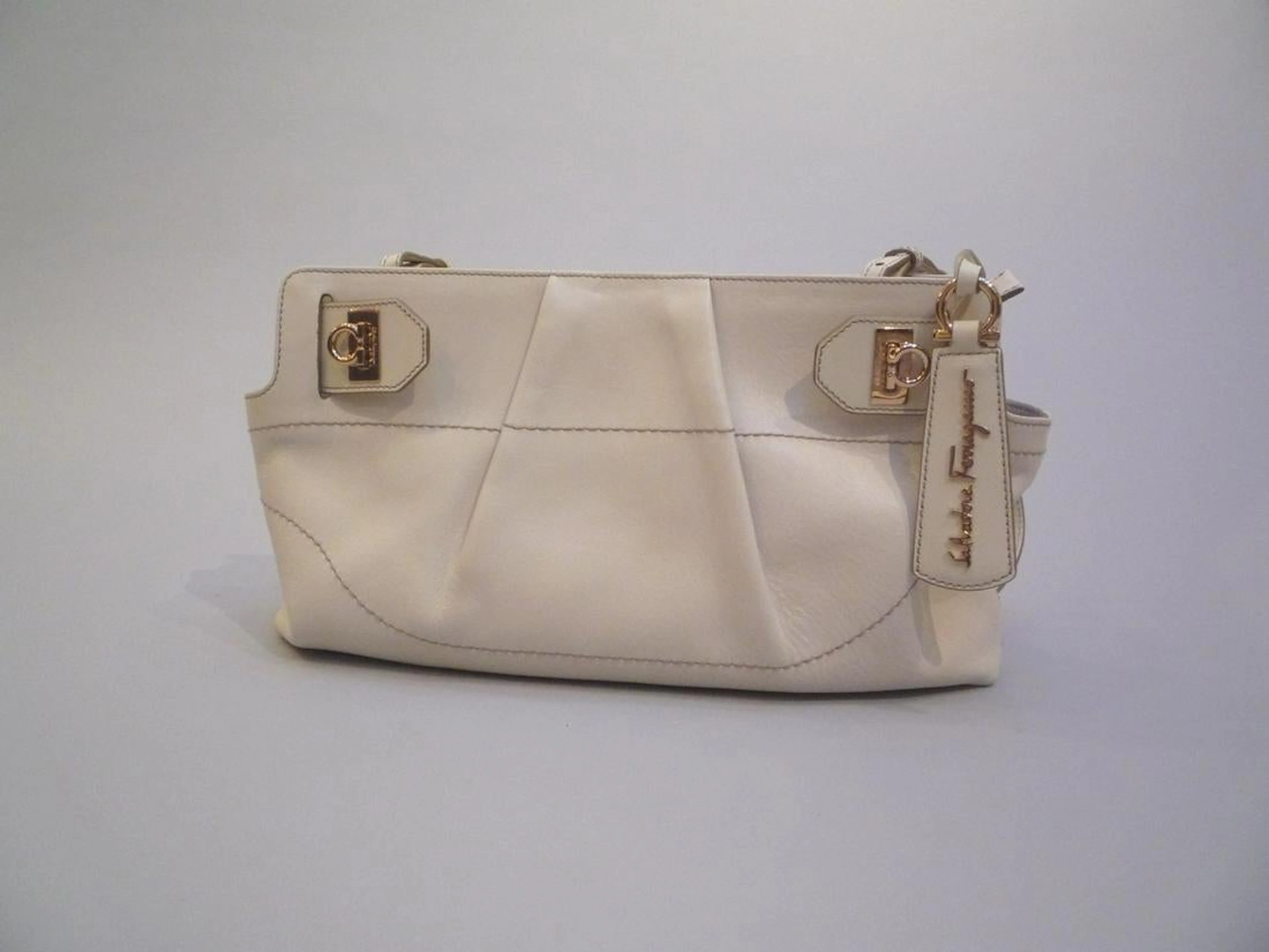 SALVATORE FERRAGAMO SAC formant pochette à