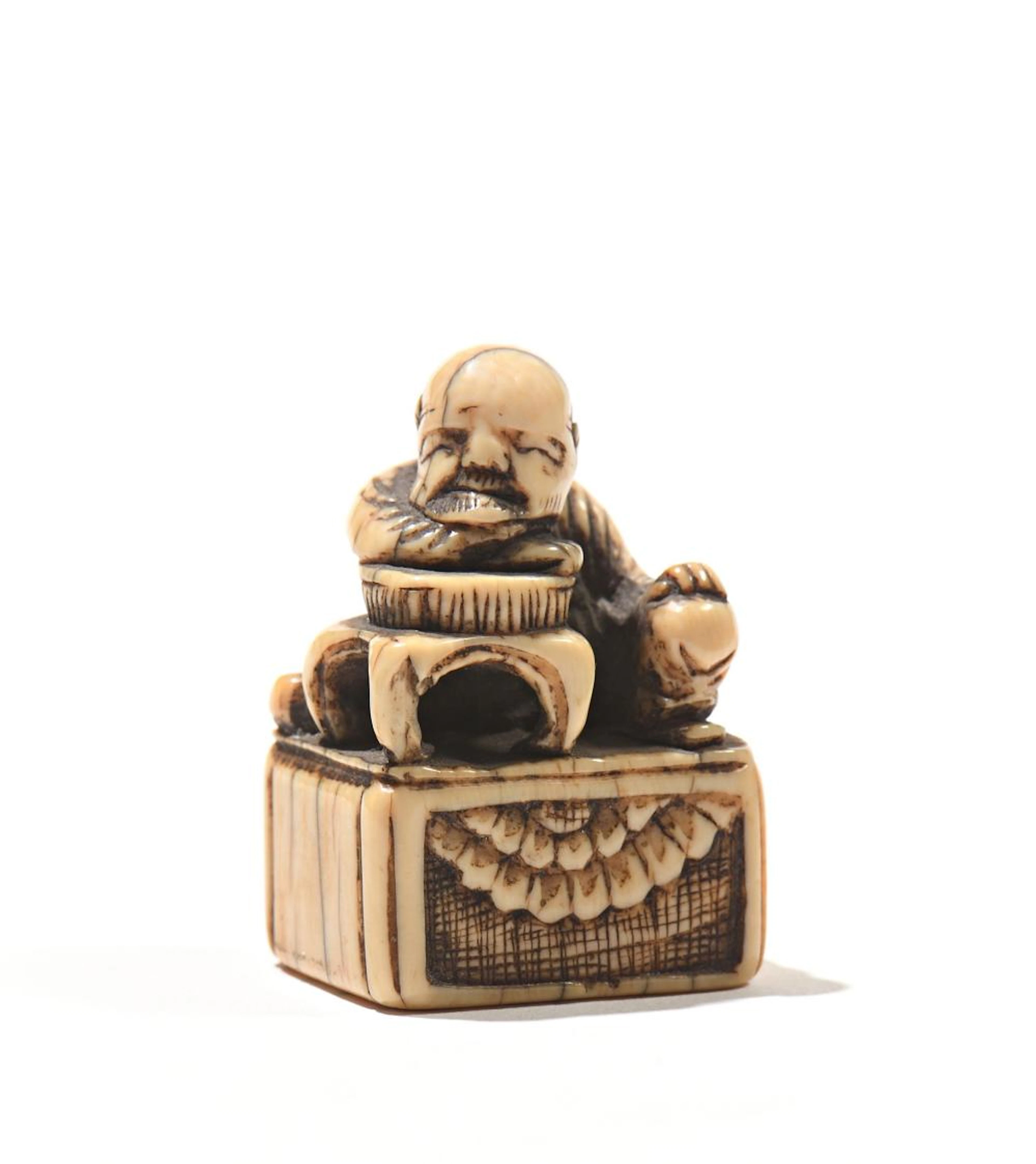 Netsuké en ivoire* sculpté