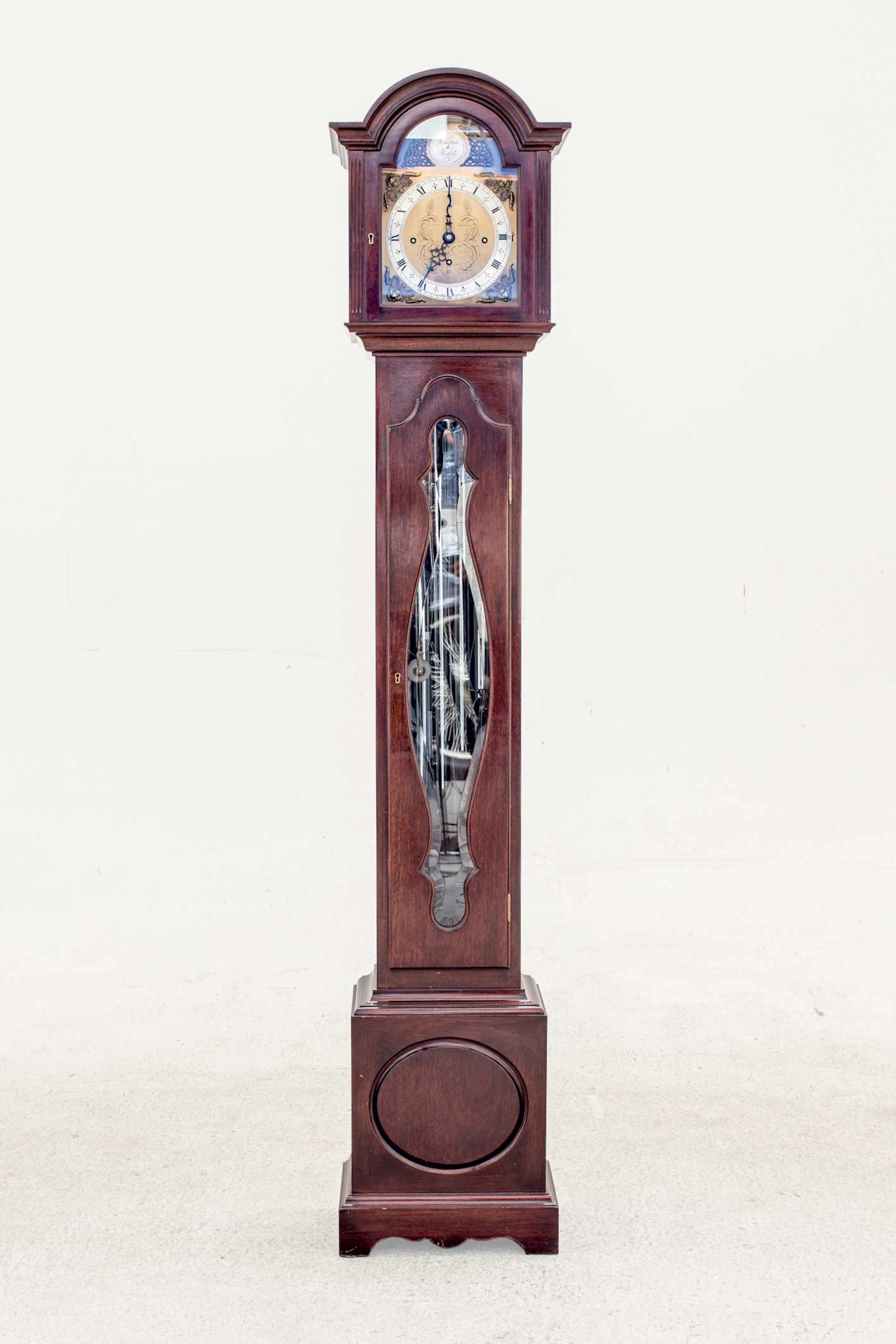 Reloj enano de caja alta. Estilo inglés