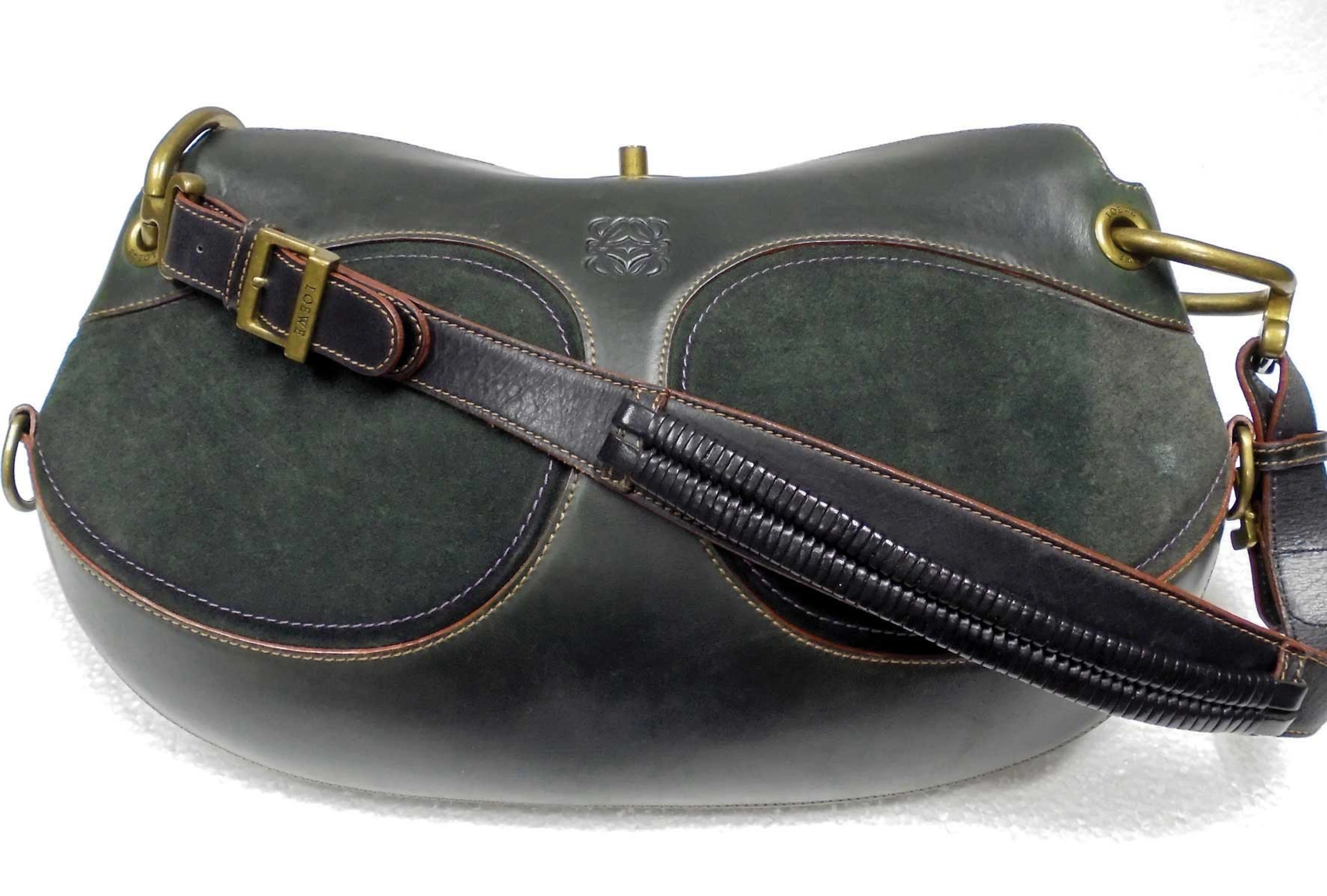 Loewe. Bolso línea Falcon en piel y ante verde