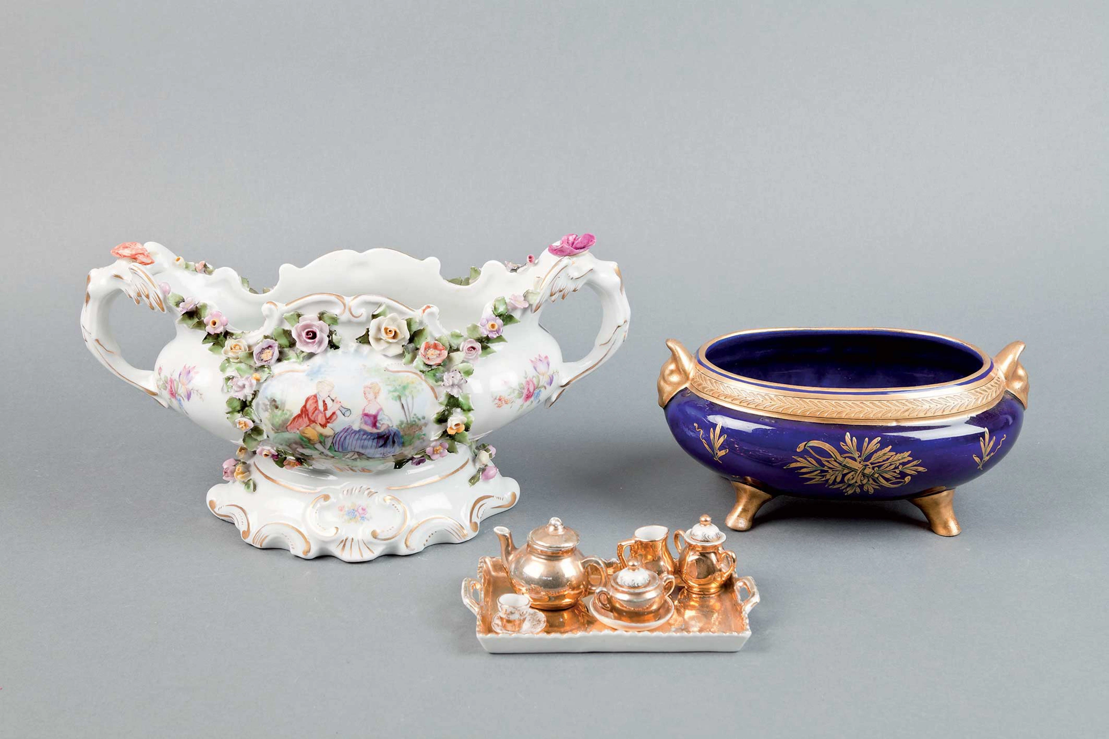 Lote formado por tres piezas de porcelana