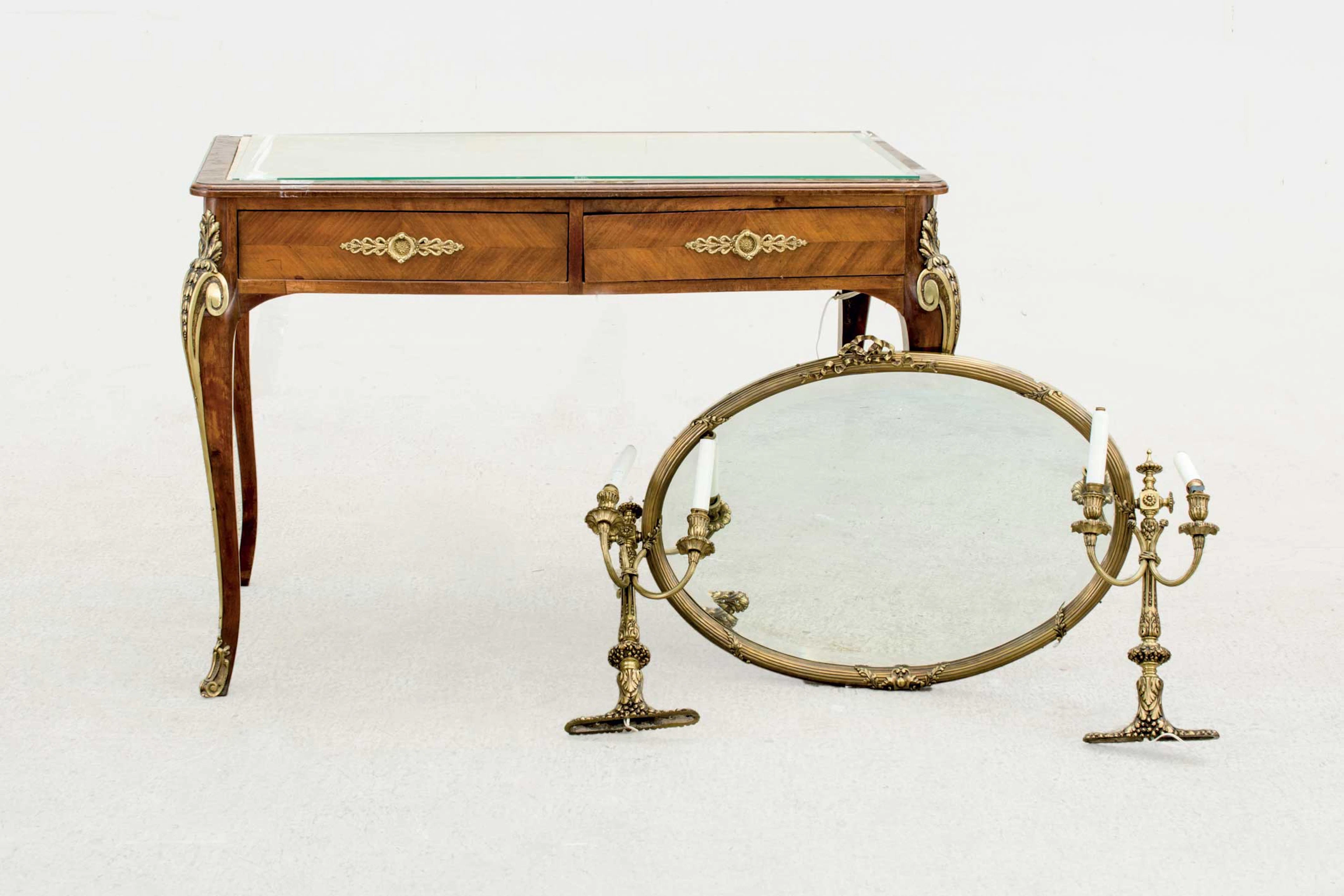 Mueble tocador antiguo. Madera y bronces