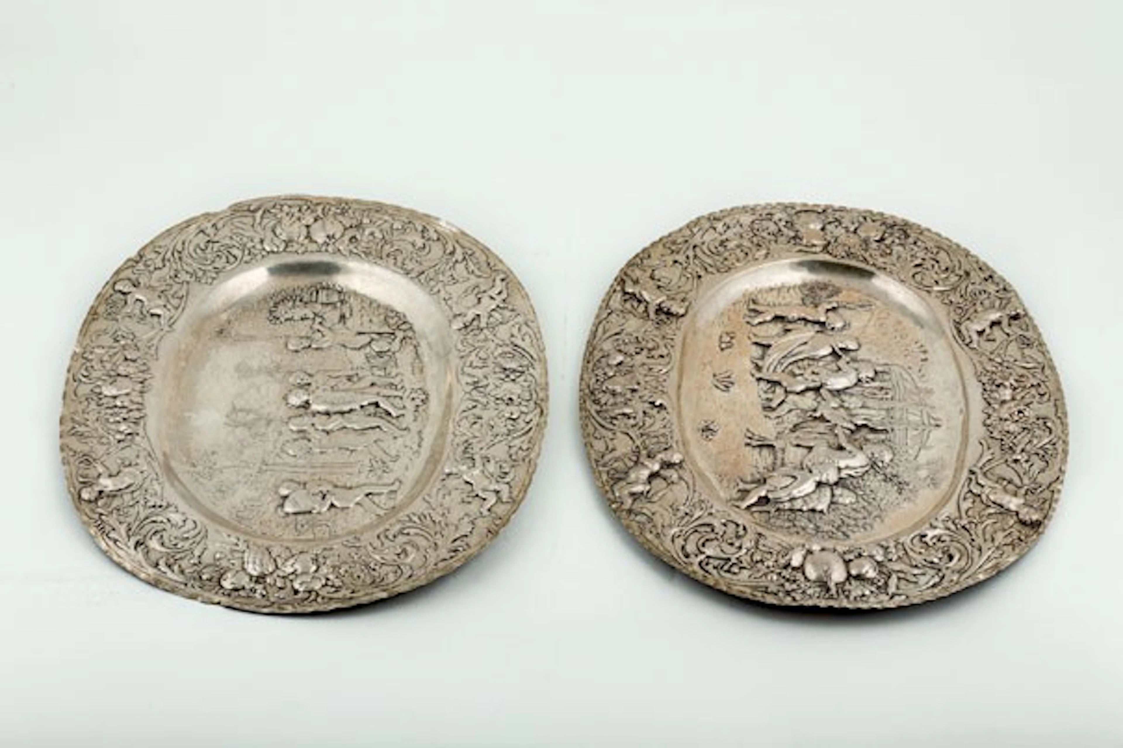 Pareja de bandejas decorativas de plata. S. XIX