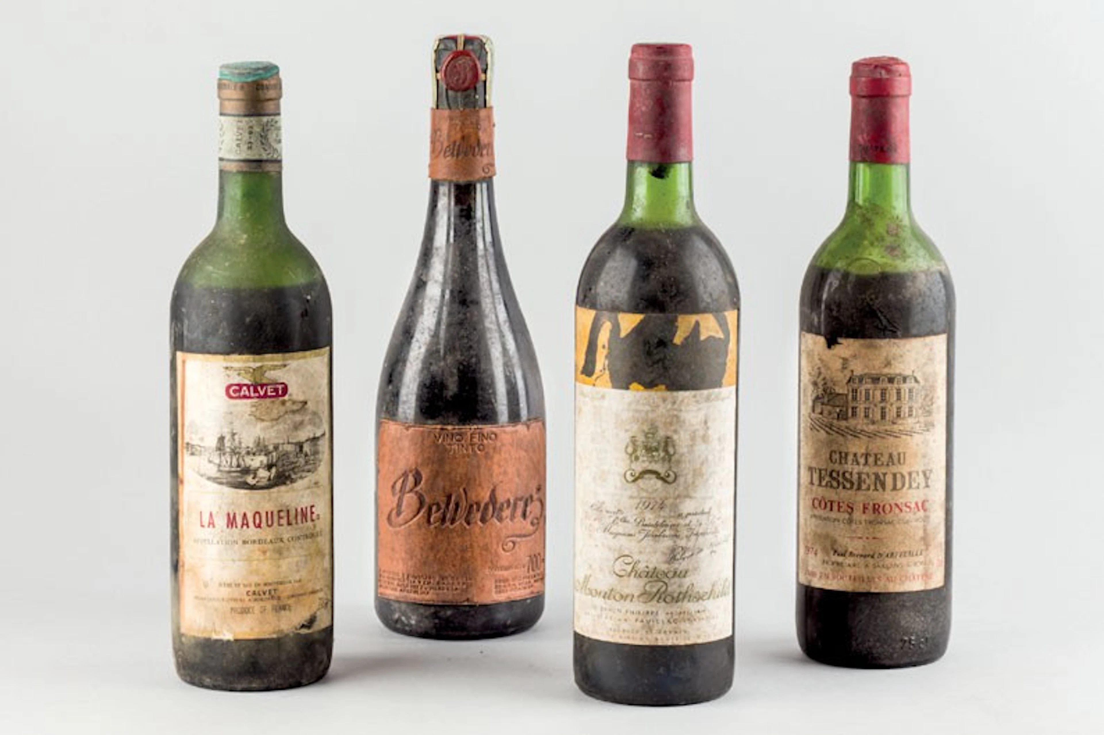 Cuatro botellas de vino francés y argentino
